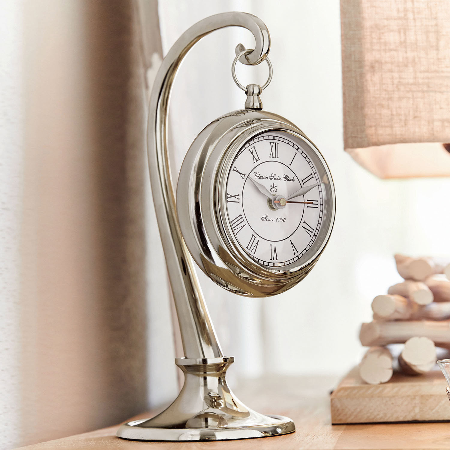 Horloge Barbe Horloge de table argentée avec cadran blanc et chiffres romains, décoration élégante pour salon