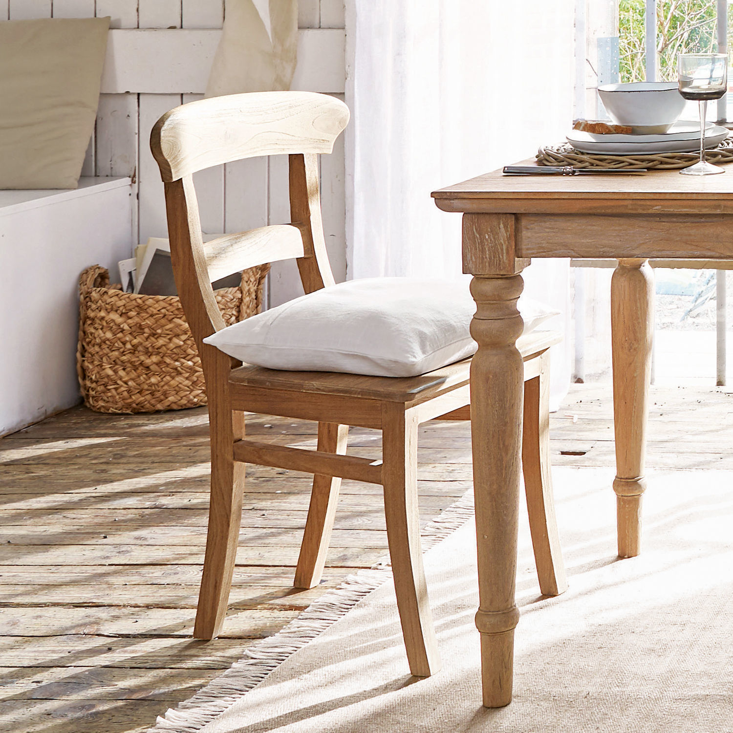 Chaise Masters Chaise en bois naturel avec coussin blanc dans un intérieur lumineux au style rustique