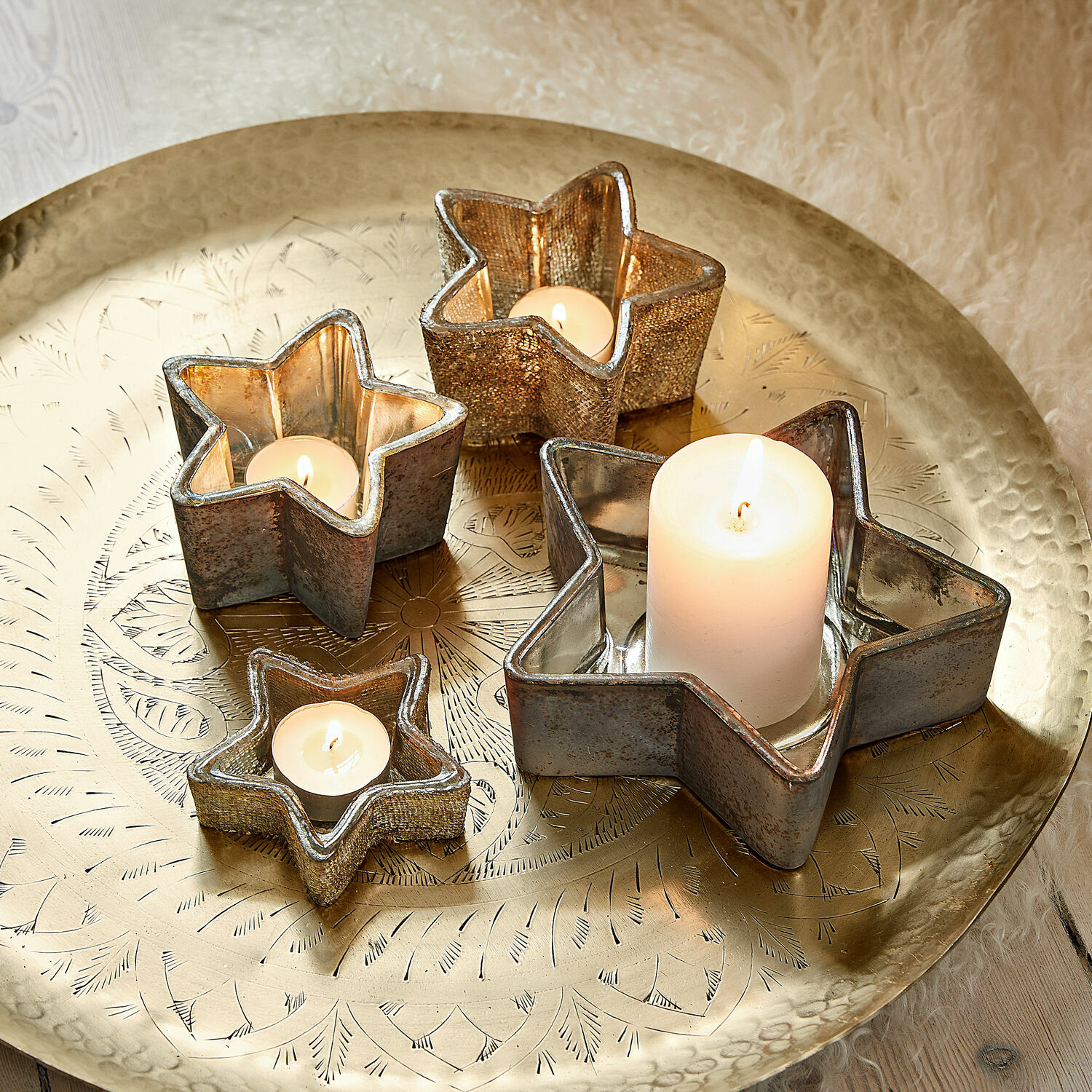 Lot de 4 photophores Thervel Ensemble de porte-bougies en métal en forme d'étoile sur un plateau doré décoratif pour intérieur