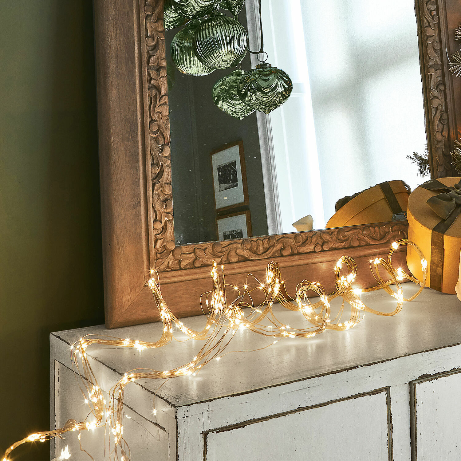 Guirlande lumineuse Voltage Guirlande lumineuse LED fine sur commode blanche avec miroir en bois sculpté et décorations