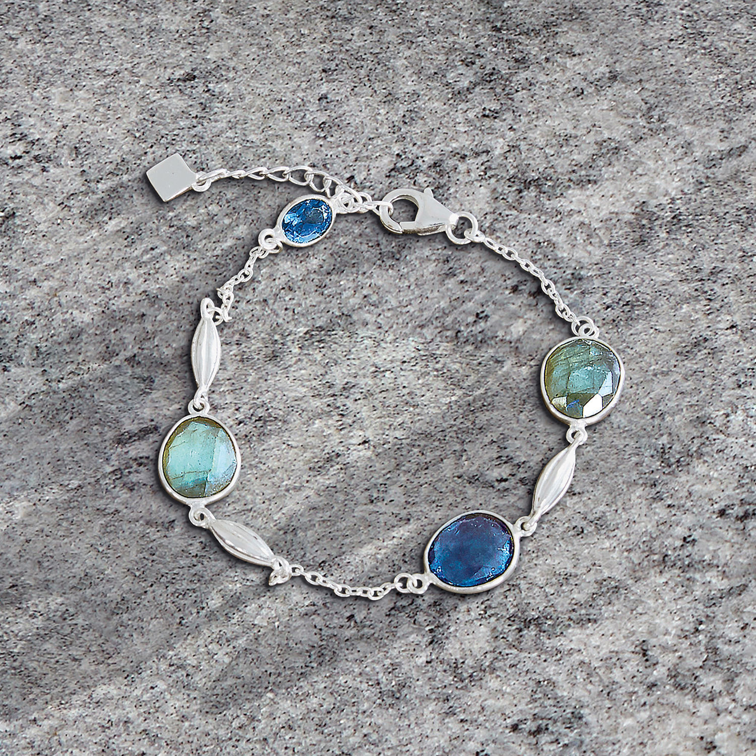 Bracelet Chantoux Bracelet délicat en argent avec pierres bleues et vertes sur fond gris