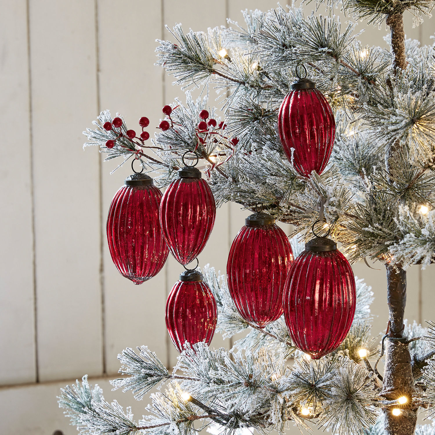 Lot de 6 boules de Noël Blavet Décorations de Noël rouges en verre sur branche enneigée d'arbre avec lumières LED