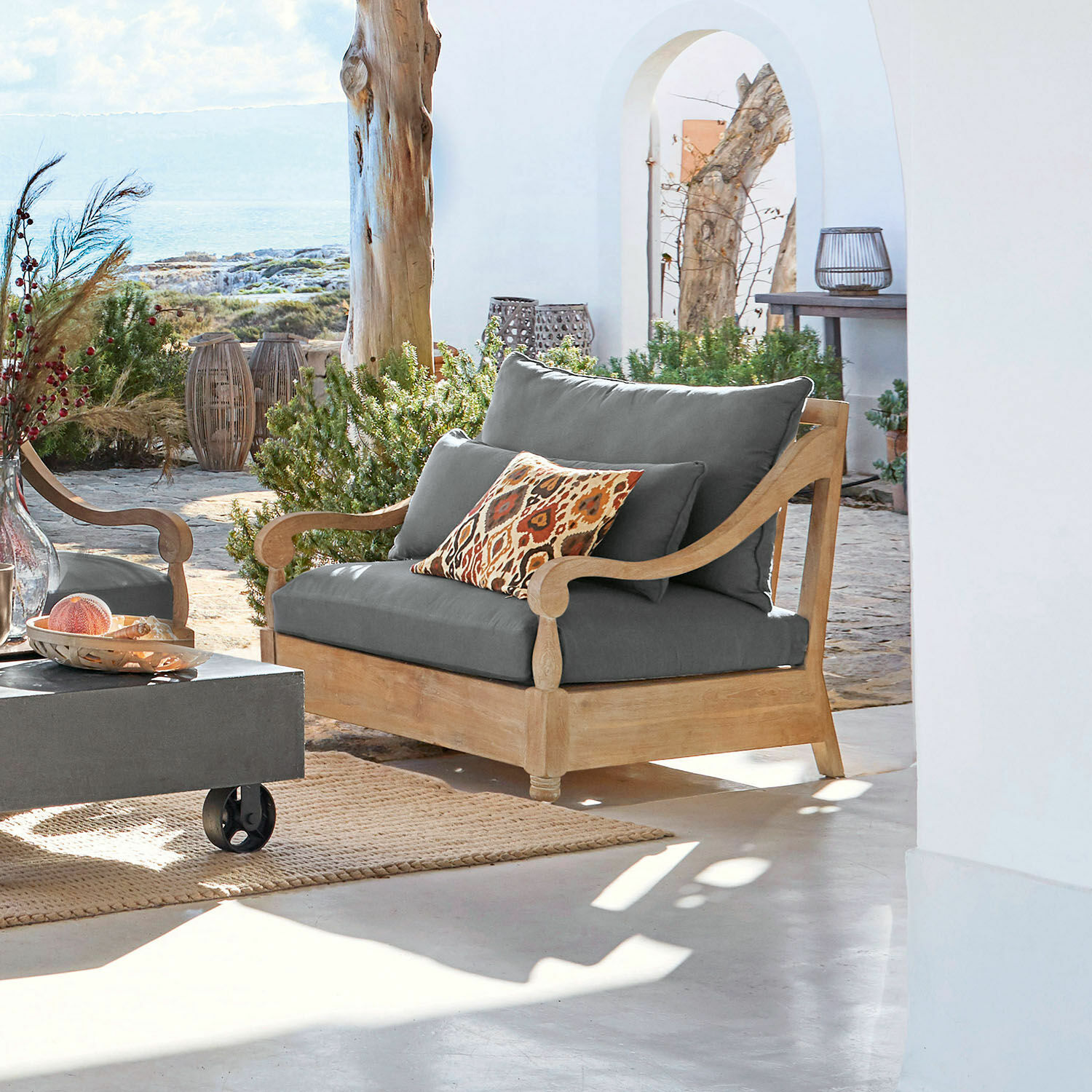 Fauteuil Montcassin Canapé d'extérieur en bois avec coussins gris et coussin décoratif aux tons chauds