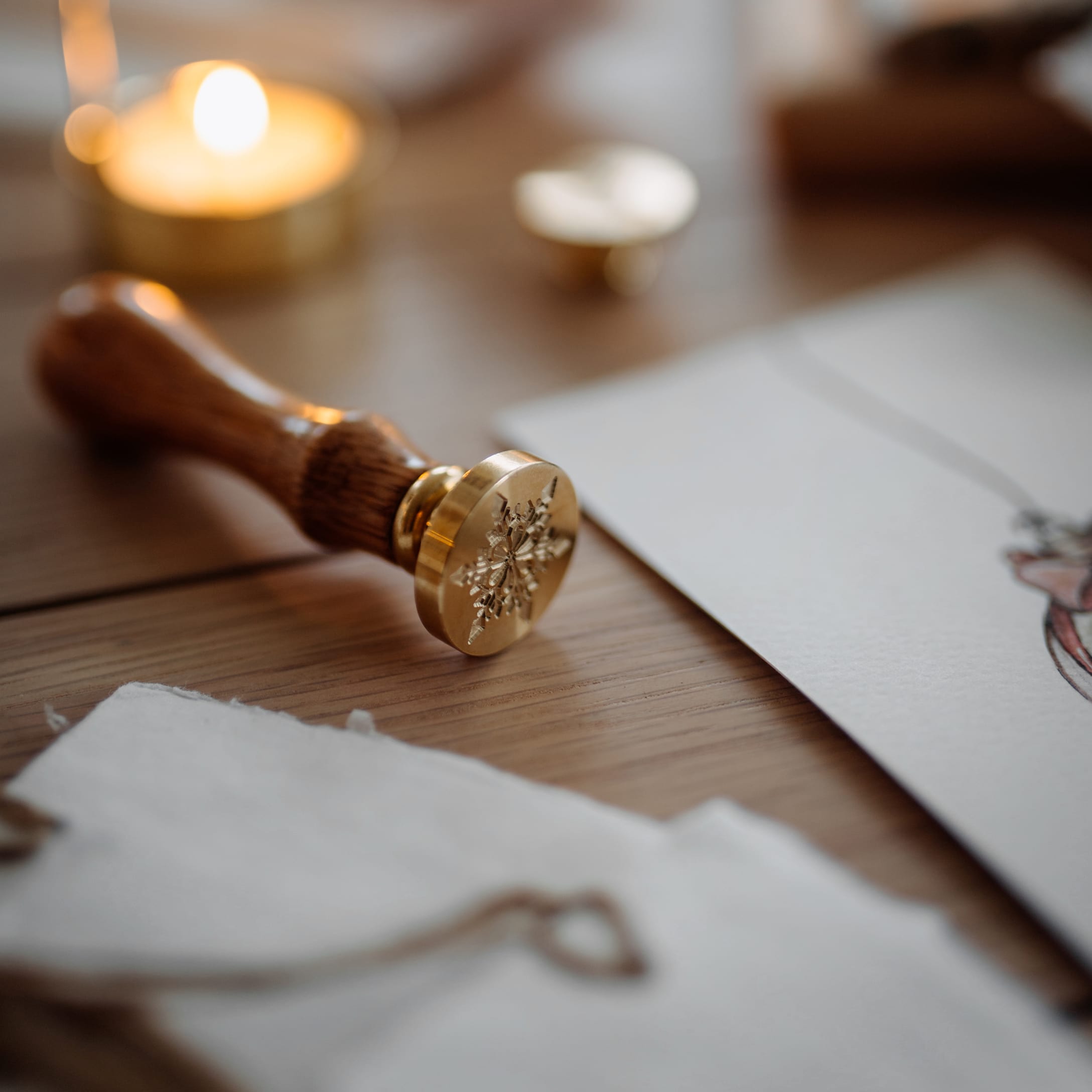 Cachet en laiton et bois sur table avec papier d'emballage pour cadeaux