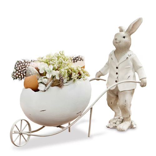 Lapin décoratif blanc avec jardinière en forme de coquille d'œuf remplie de fleurs et plumes, décoration printanière