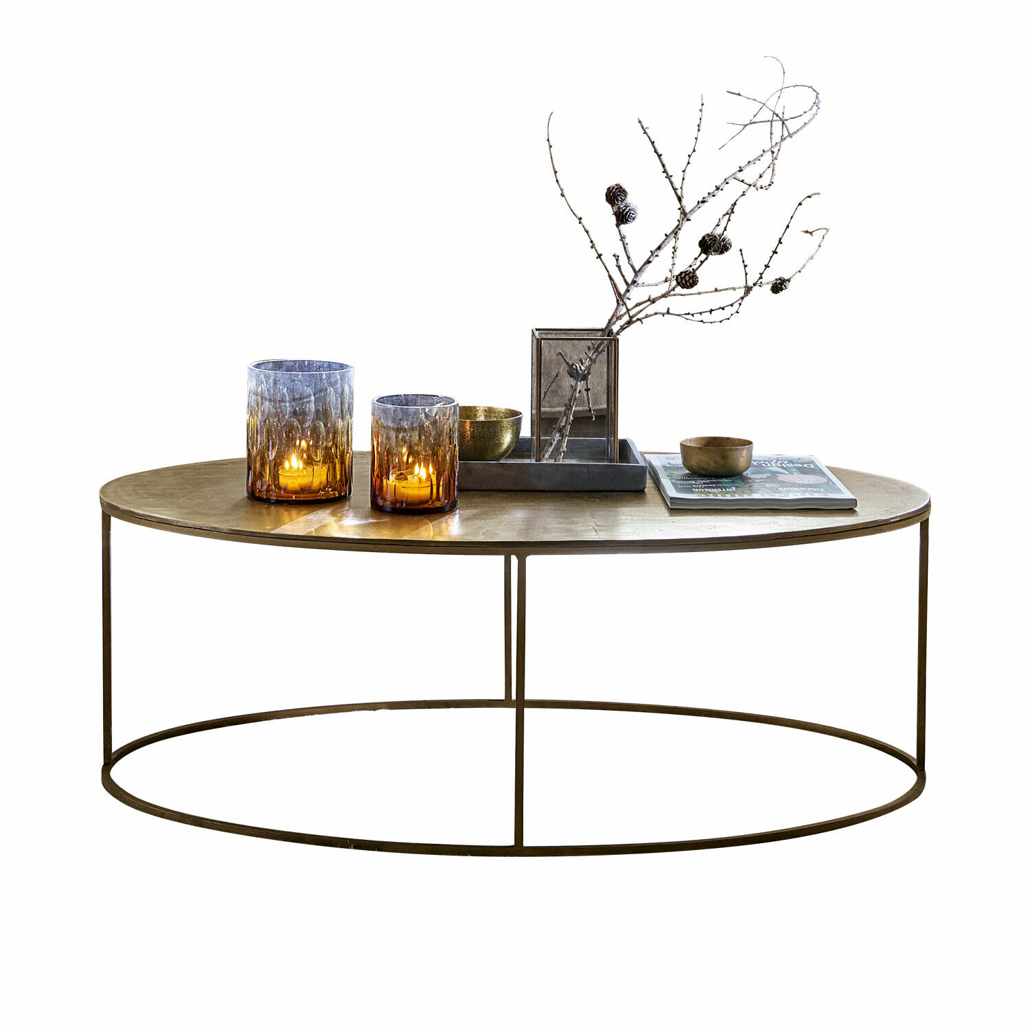Table basse Leron Table basse ronde avec cadre en métal et plateau en bois couleur naturelle décorée d’accessoires