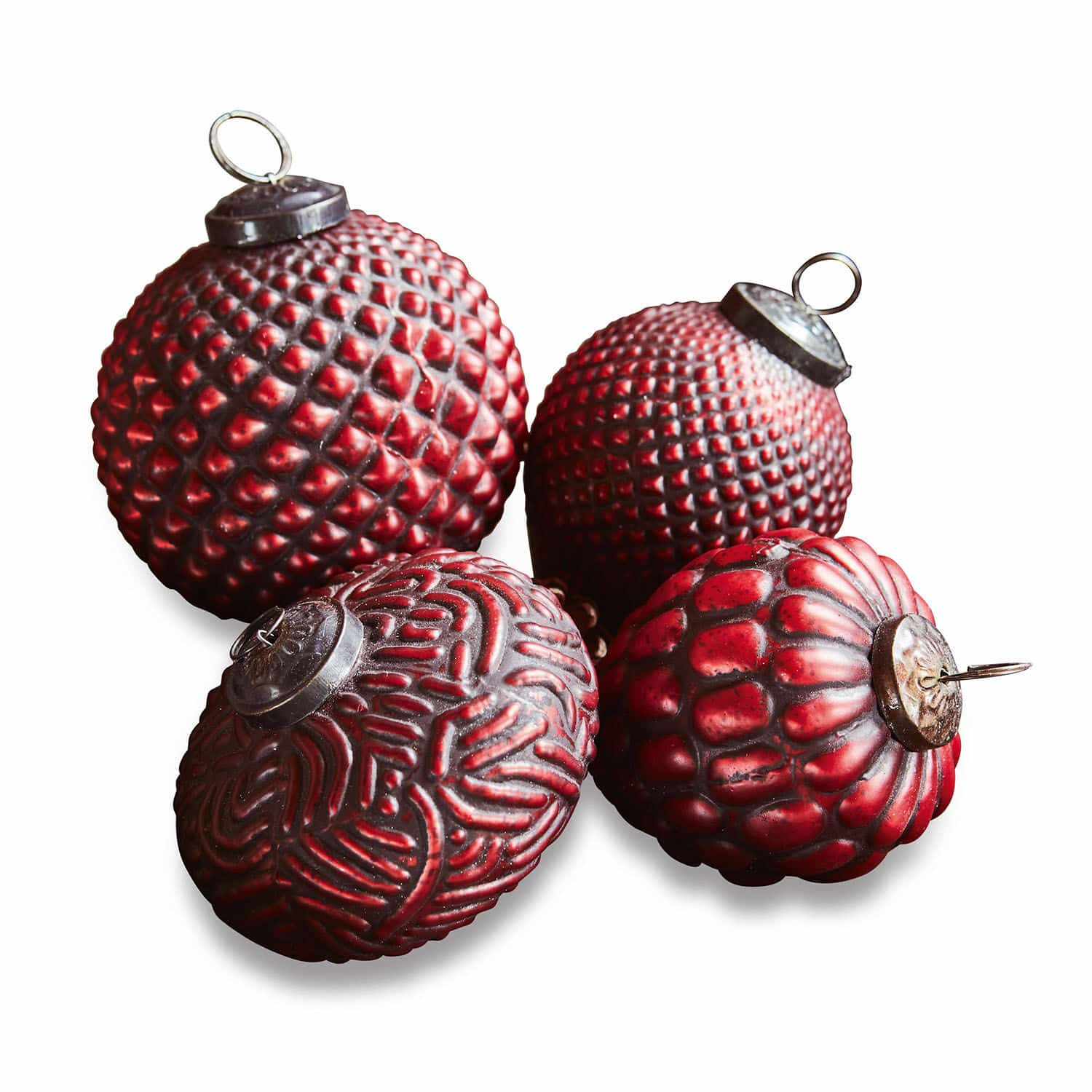 Lot de 4 boules de Noël Meyen Quatre boules de Noël rouges texturées avec crochets métalliques pour décoration festive