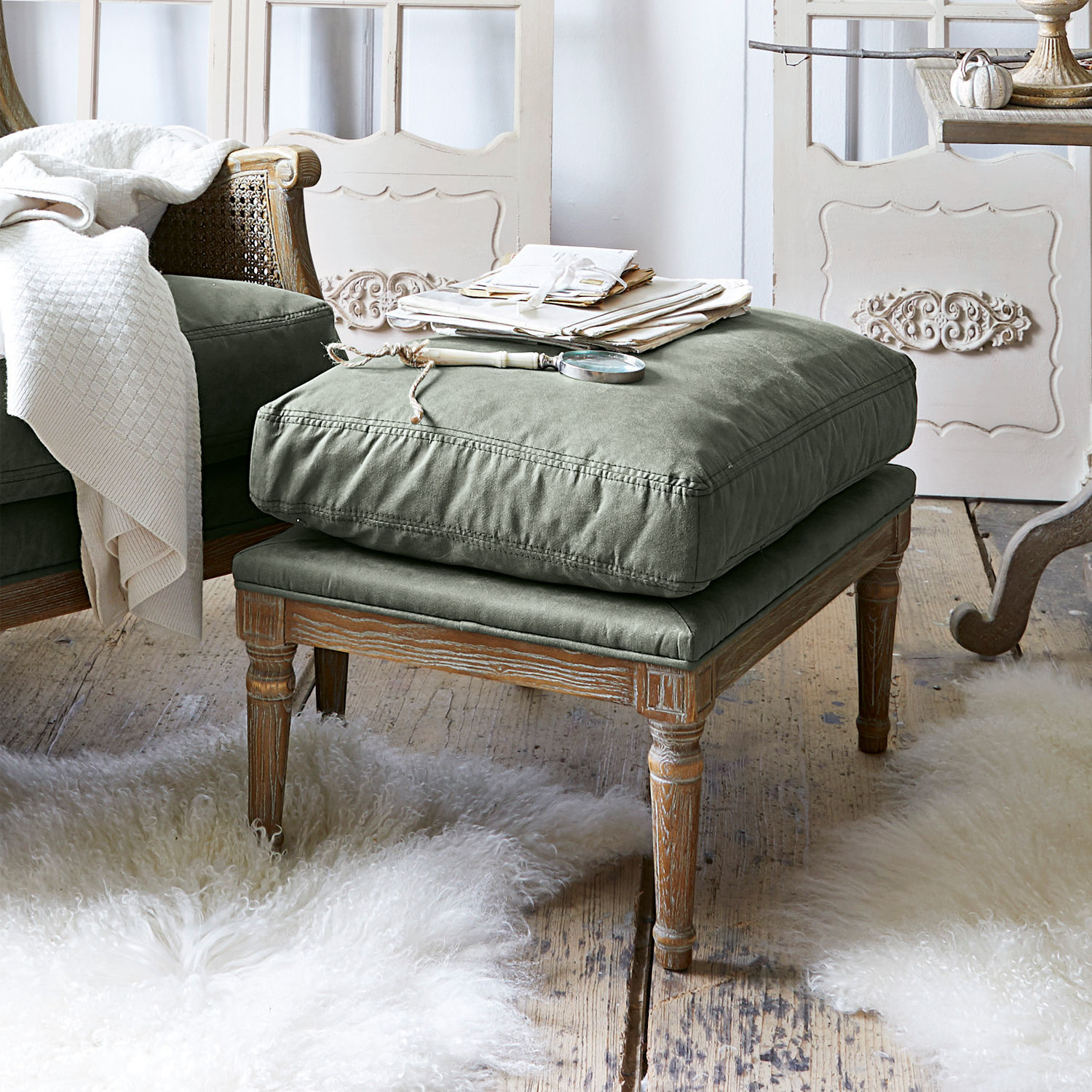 Tabouret Greenbrier Repose-pieds en bois avec coussin vert en tissu dans un intérieur cosy au style vintage