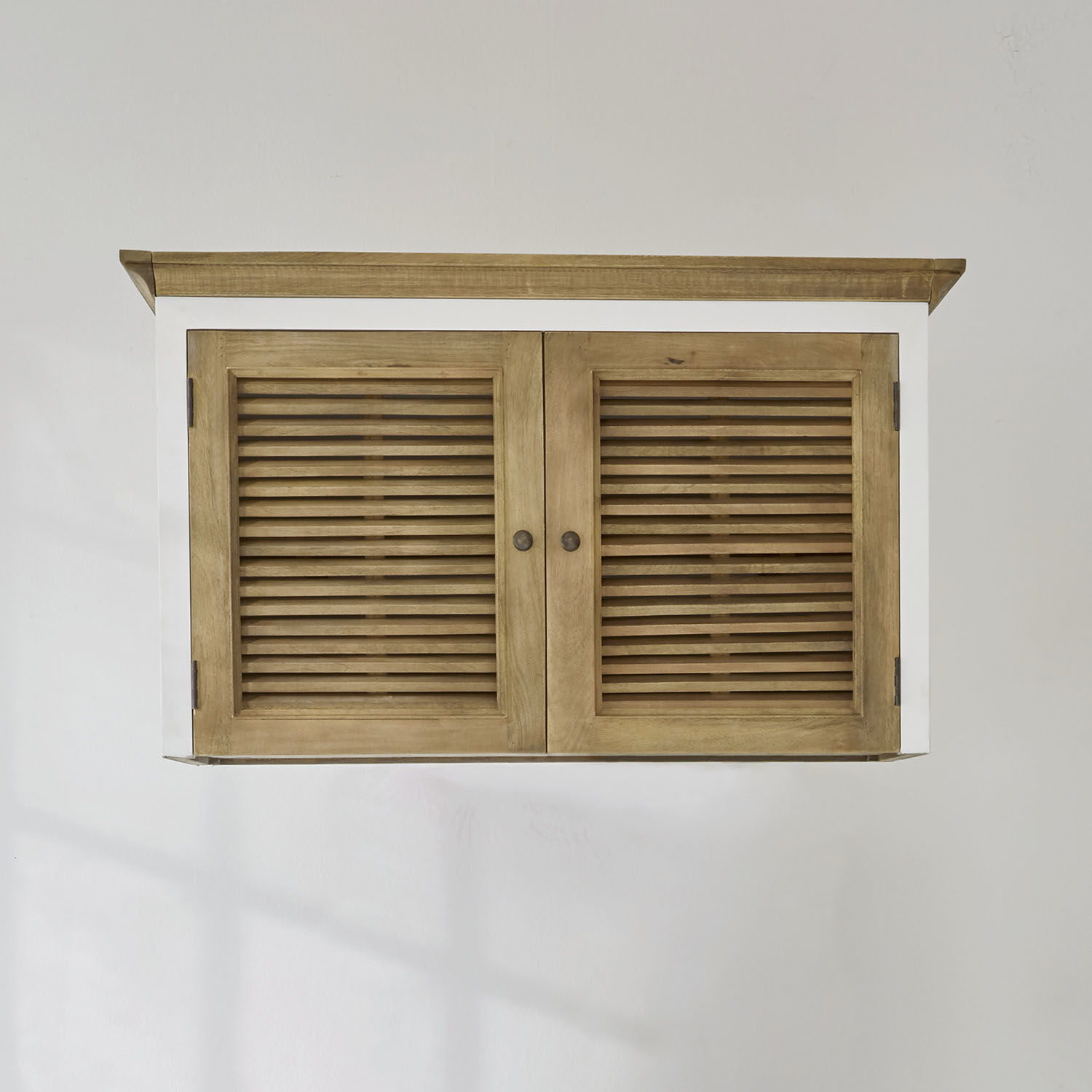 Meuble haut Comtois Armoire murale en bois naturel avec cadre blanc et portes à persiennes pour rangement pratique