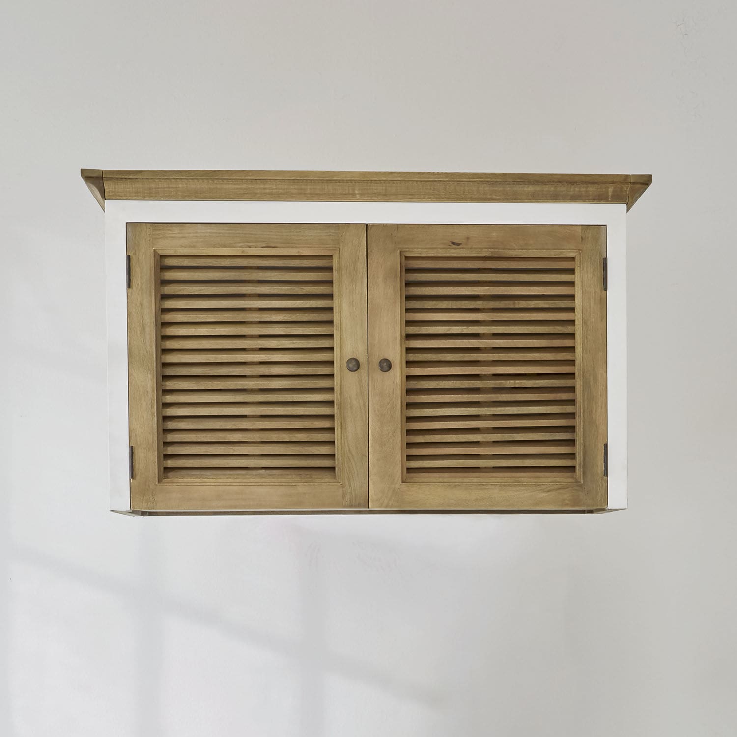 Meuble haut Comtois Armoire murale en bois naturel avec cadre blanc et portes à persiennes pour rangement pratique