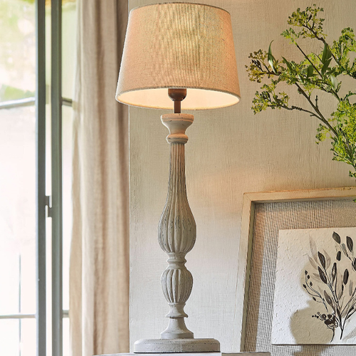 Lampe de table avec abat-jour beige et base en bois grise, décoration intérieure élégante