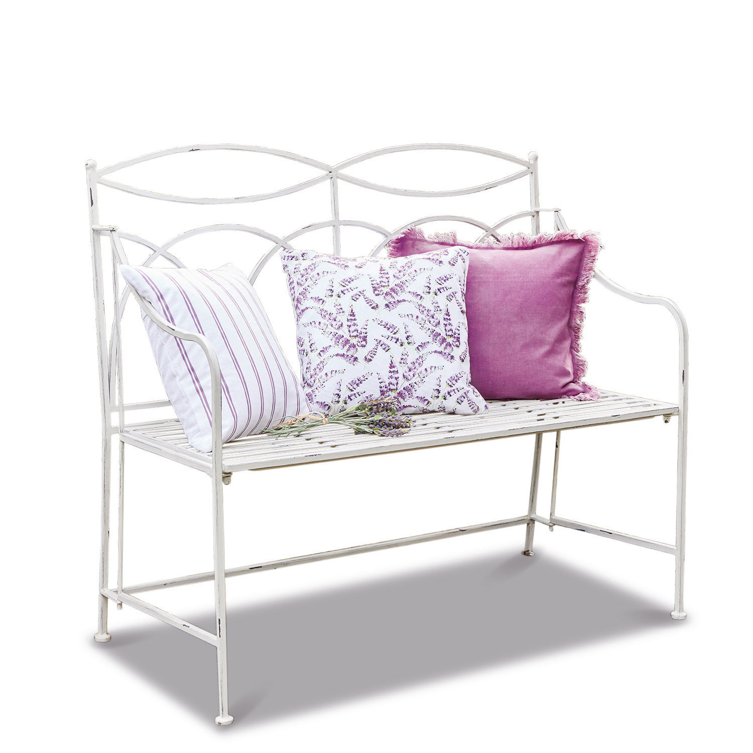 Banc Jablines Banc de jardin en métal blanc avec trois coussins violets et brins de lavande posés dessus