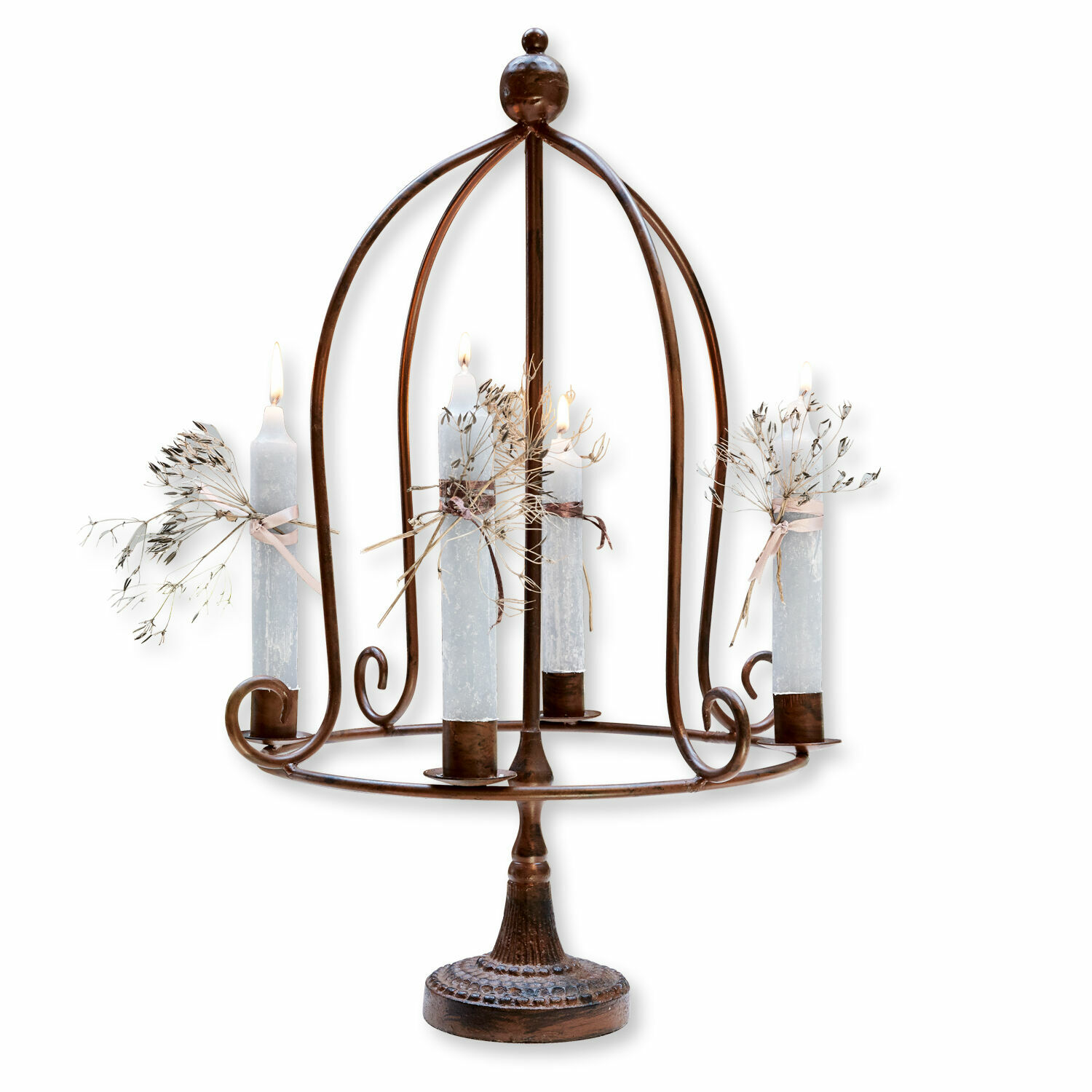 Chandelier Majura Chandelier en métal rouillé avec quatre bougies blanches et décorations de plantes séchées