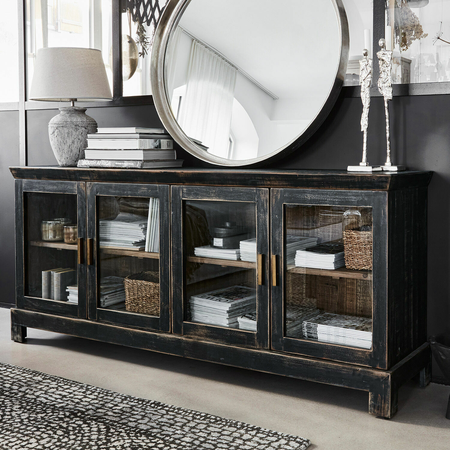 Buffet bas Nivelles Buffet en bois noir avec portes vitrées et poignées en laiton au style vintage élégant