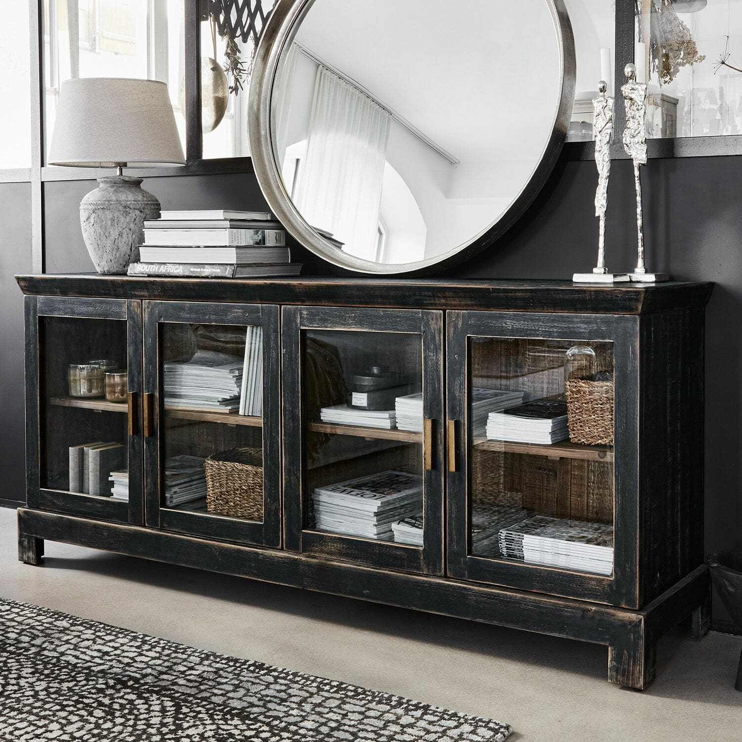 Buffet bas Nivelles Buffet en bois noir avec portes vitrées et poignées en laiton au style vintage élégant