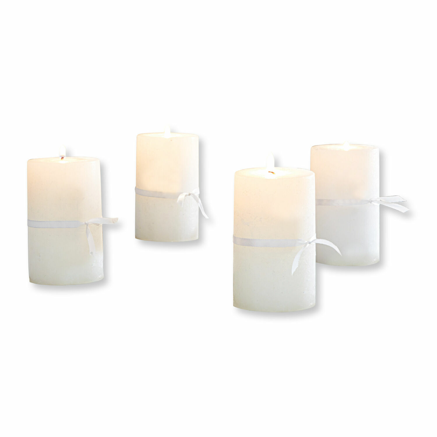Lot de 4 bougies Braga Ensemble de quatre bougies blanches décoratives avec ruban, parfait pour la décoration intérieure.