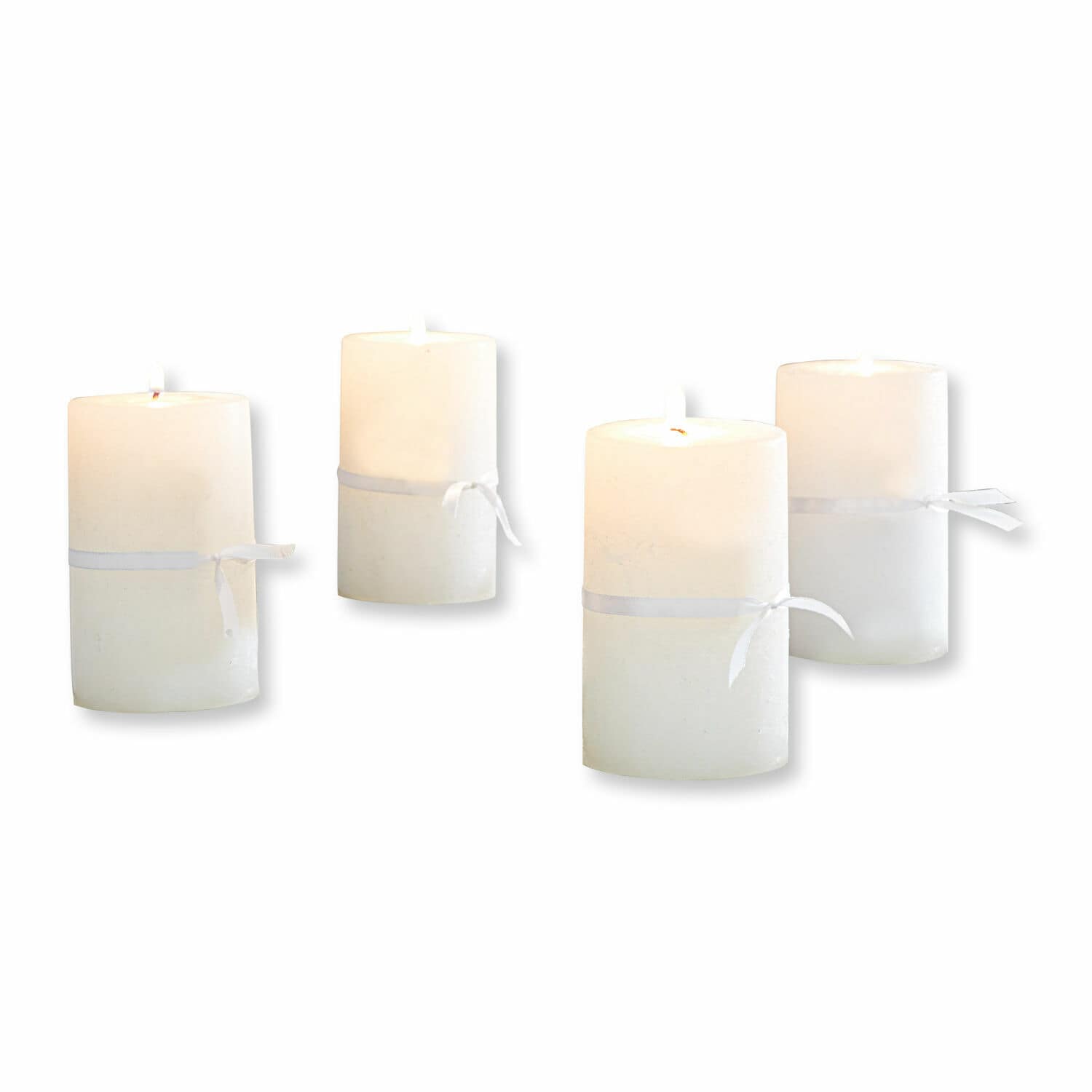 Lot de 4 bougies Braga Ensemble de quatre bougies blanches décoratives avec ruban, parfait pour la décoration intérieure.