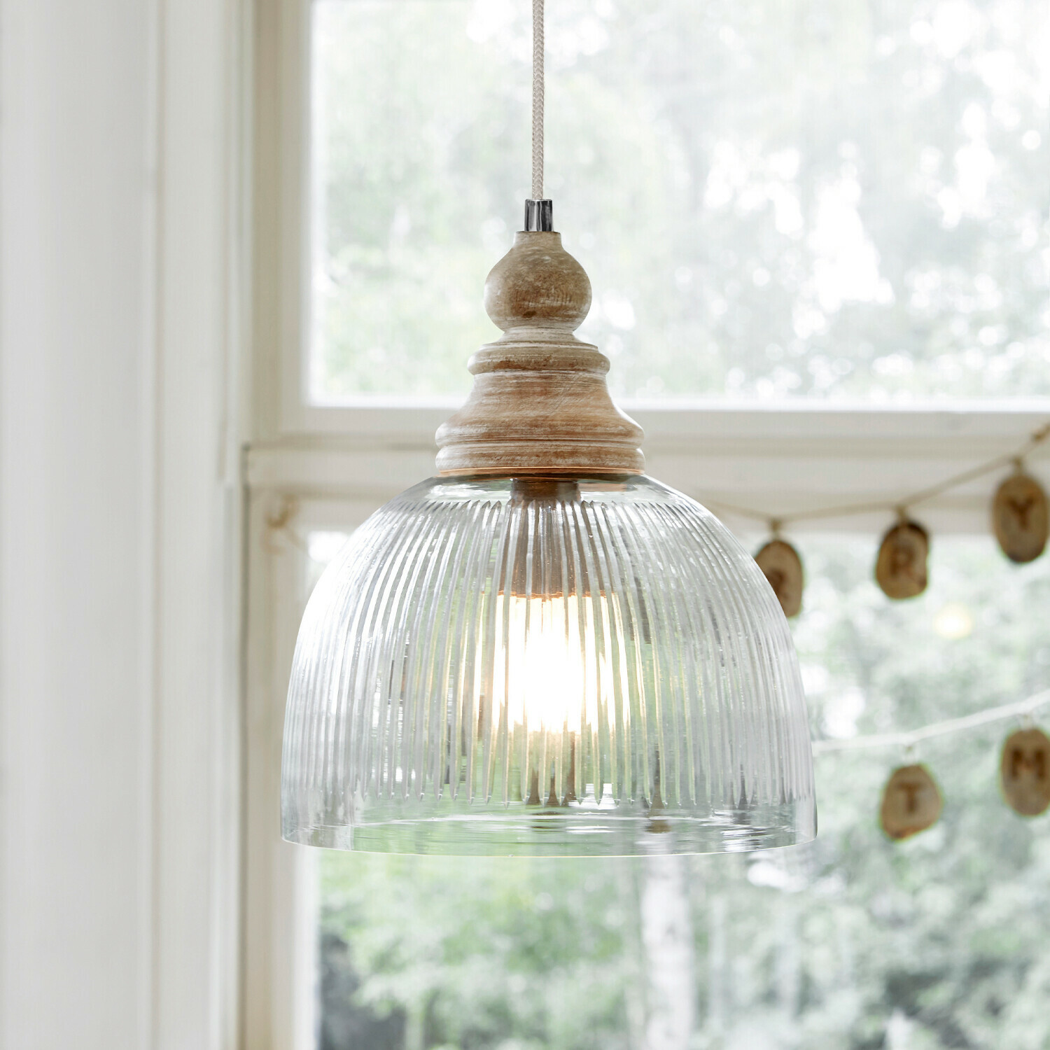 Suspension Lezáun Suspension en verre cannelé transparent et bois naturel pour un éclairage vintage intérieur