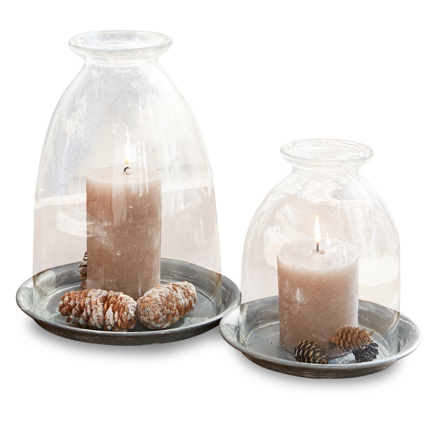 Lot de 2 photophores Gwendale Ensemble de deux bougies sous cloches en verre sur plateaux métalliques avec pommes de pin décoratives