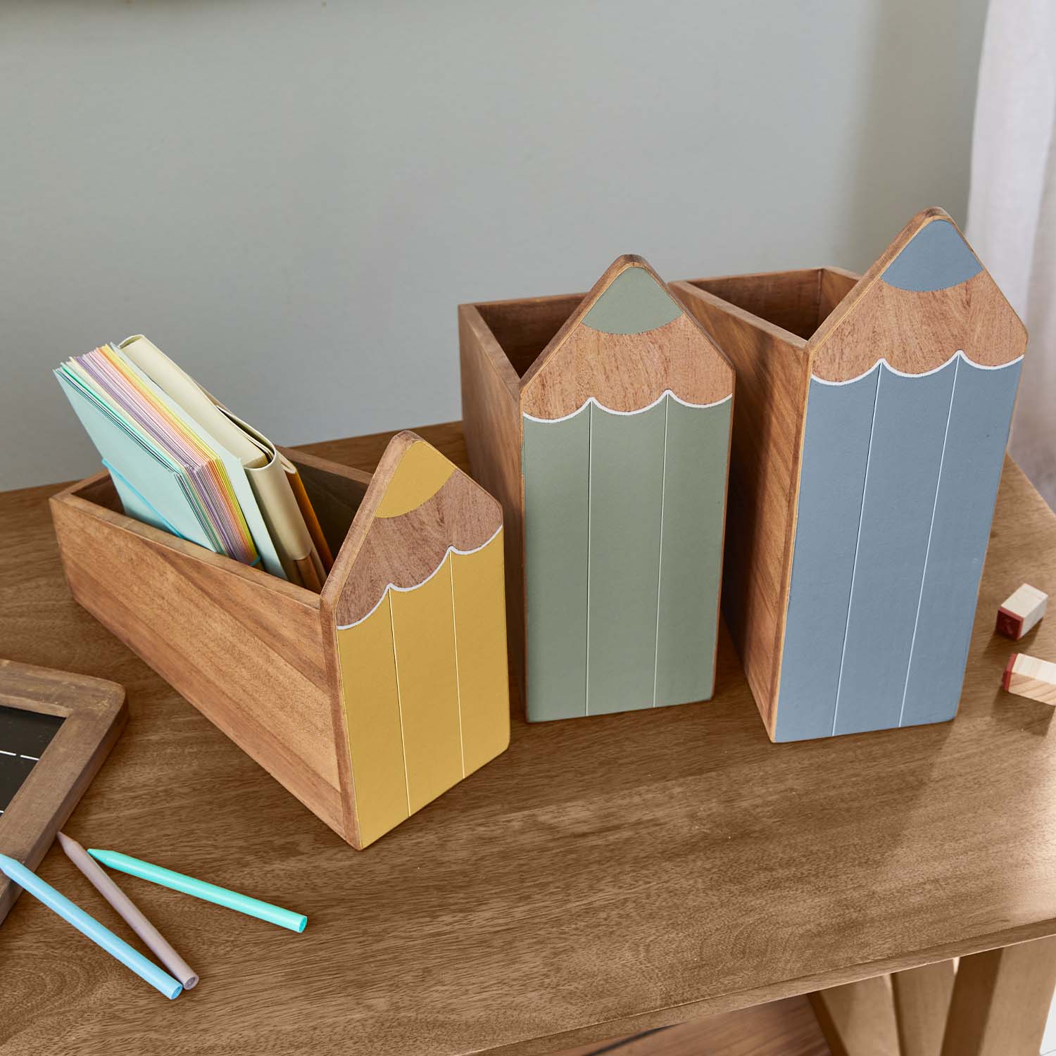 Boîtes de rangement en bois en forme de crayons jaune, vert et bleu pour organiser un bureau