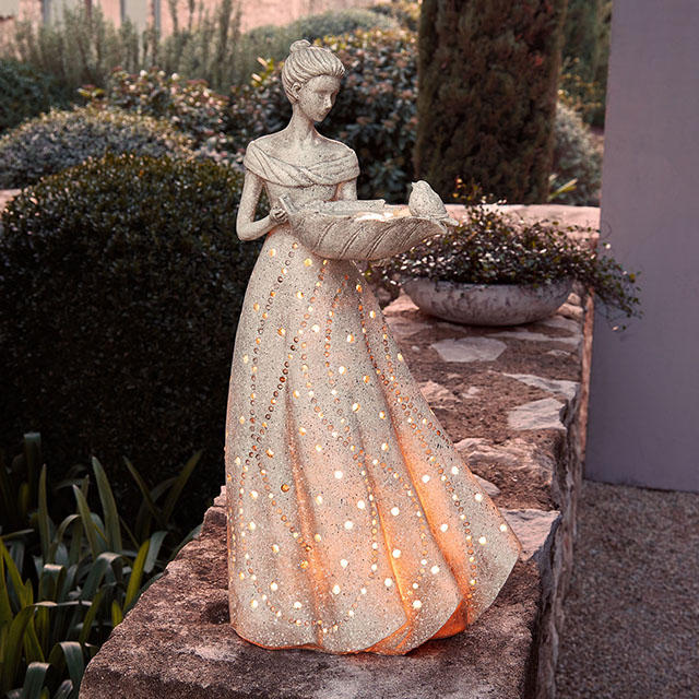 Lampe décorative de jardin en forme de femme en pierre avec lumière chaude à travers les trous de la robe