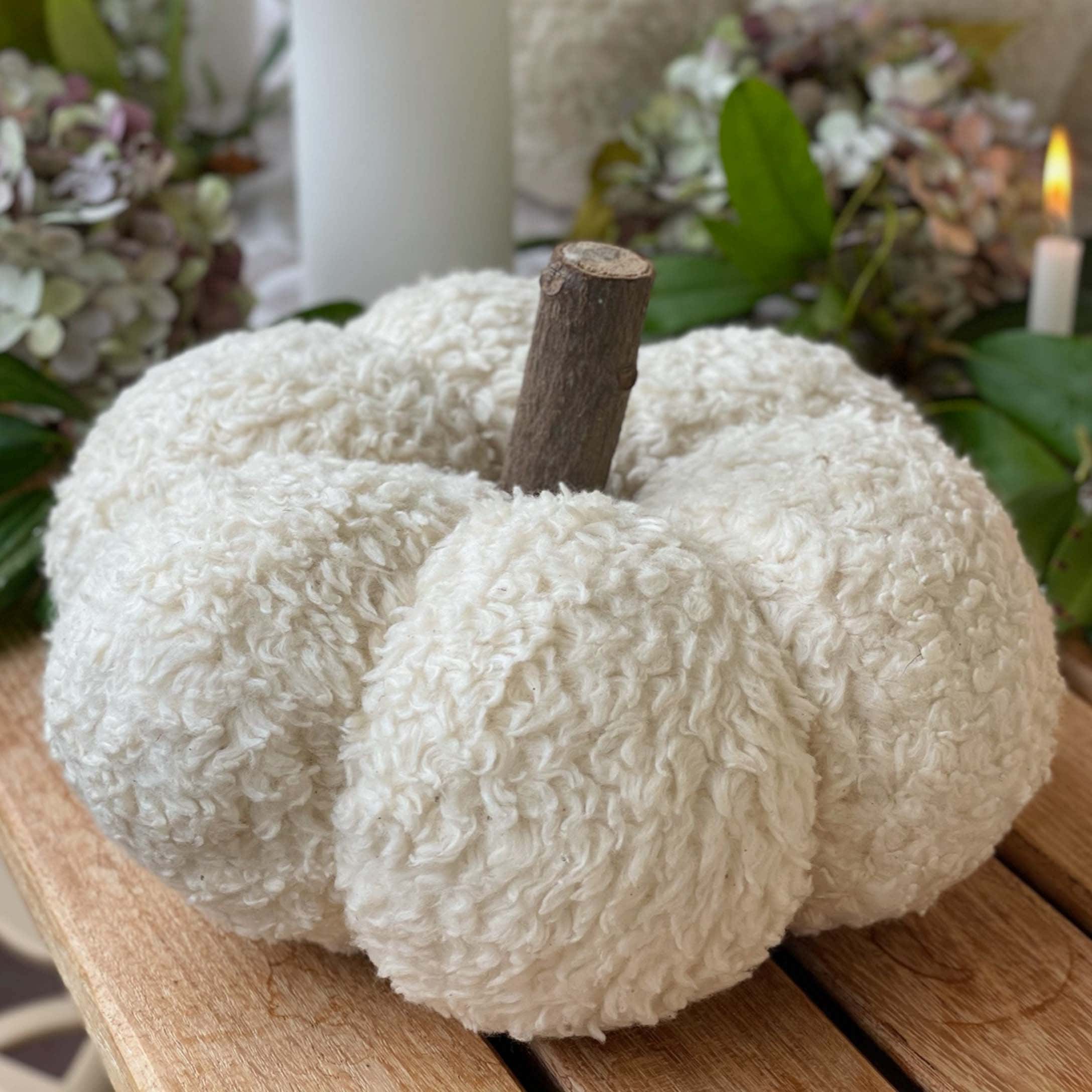 Citrouille décorative en tissu blanc doux avec tige en bois pour décoration d'automne