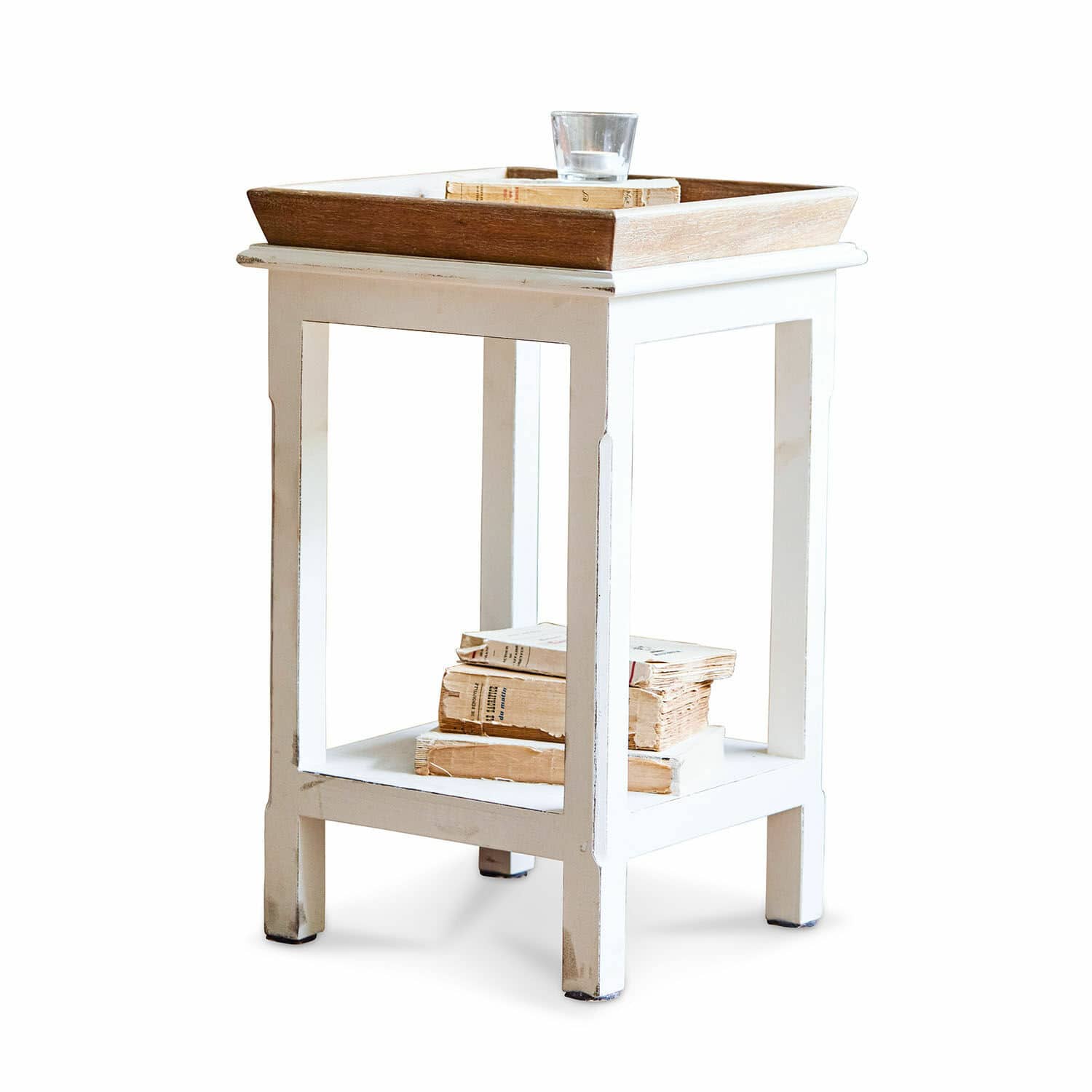 Table d'appoint Vieille Table d'appoint en bois blanc avec étagère et plateau marron, décorée de livres et d'une bougie