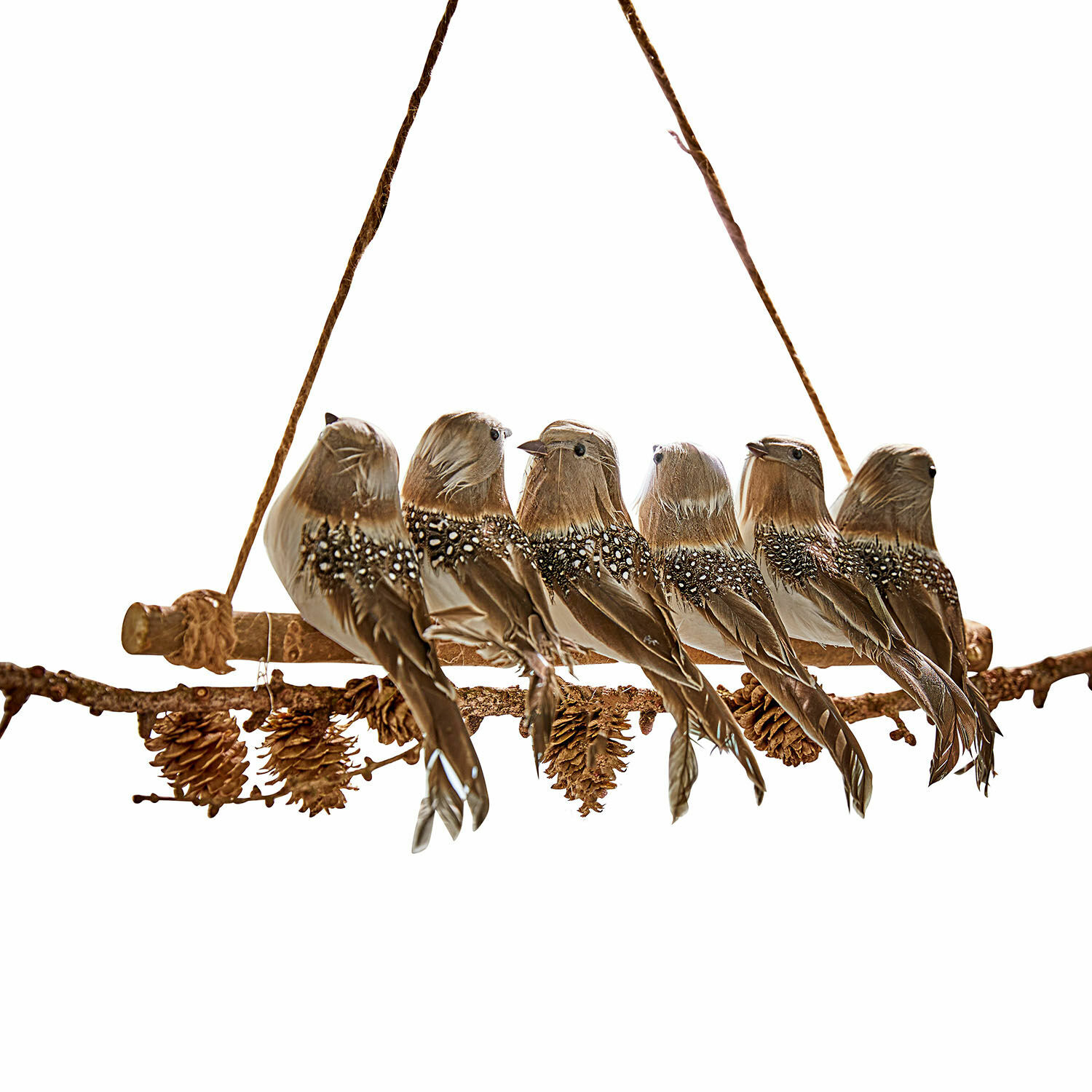 Oiseaux perchés Orely Décoration suspendue avec six oiseaux bruns et pommes de pin sur une branche en bois avec corde