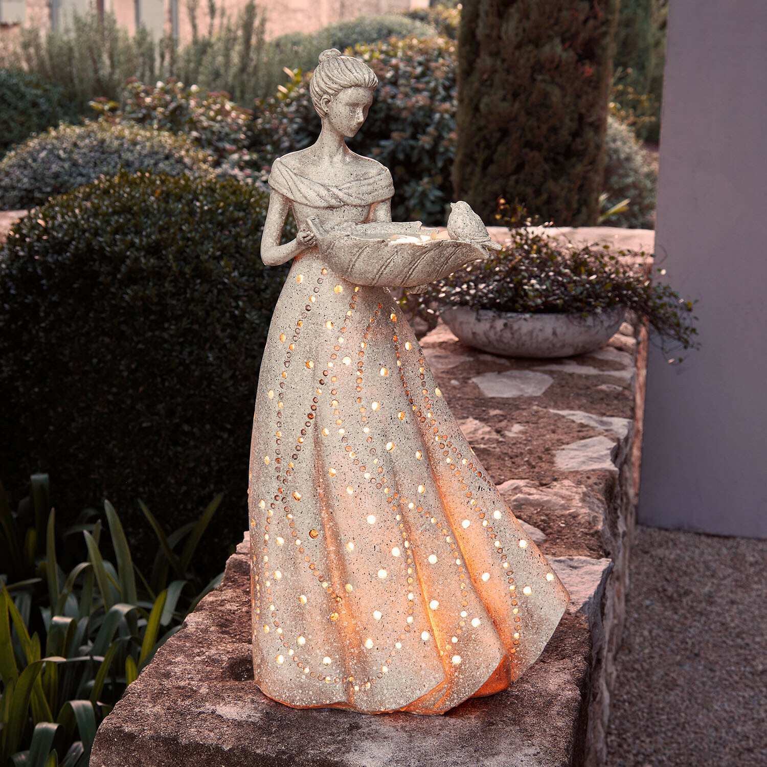 Figurine décorative à LED Maurelle Sculpture lumineuse en pierre d'une femme en robe ajourée, décoration de jardin avec oiseau