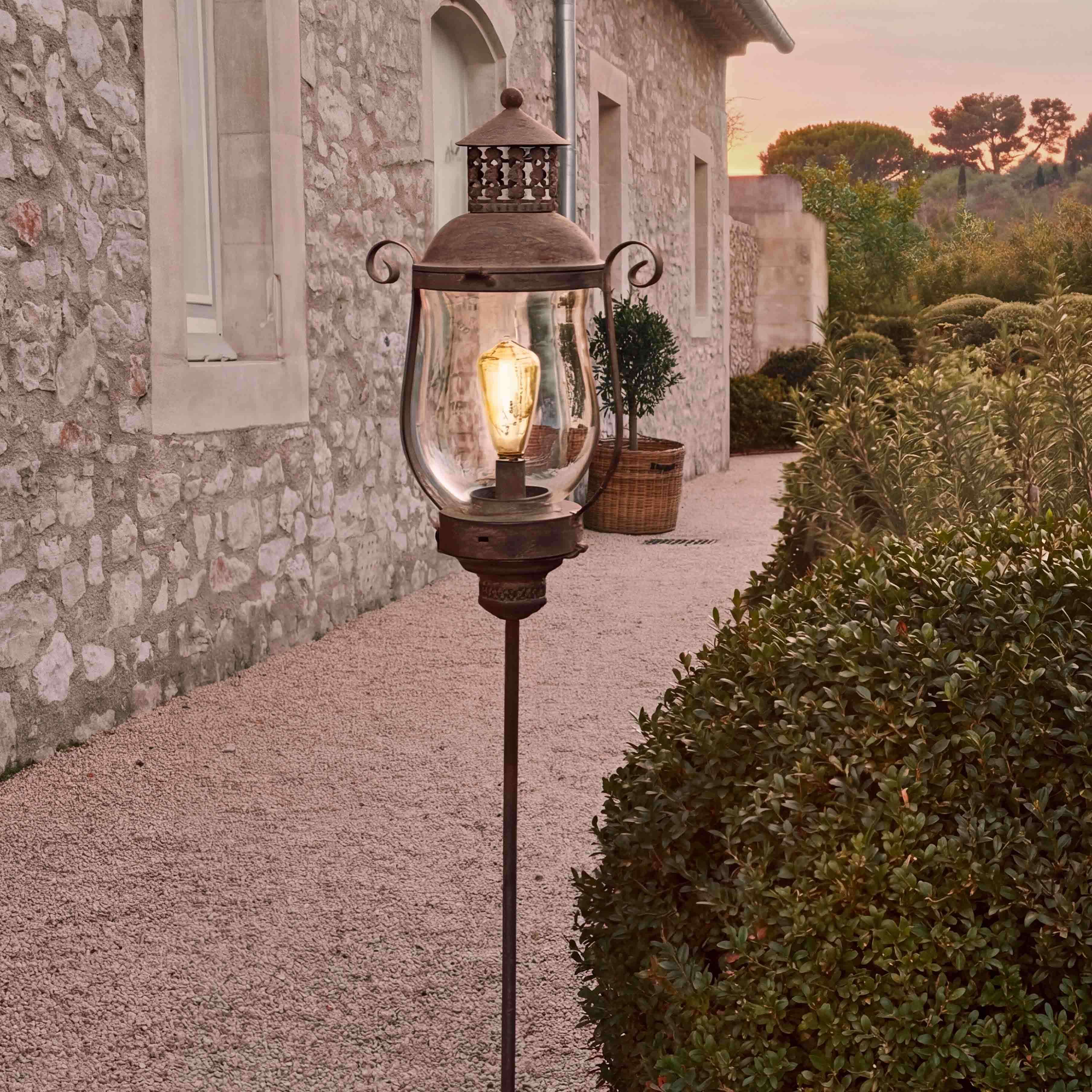 Lanterne de jardin en métal style vintage avec lumière chaude, décoration d'allée extérieure