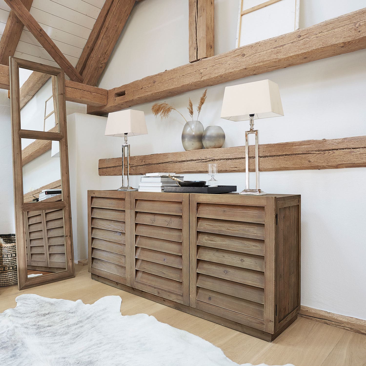 Commode Lens Buffet en bois naturel avec portes à persiennes, style rustique, décorations et lampes de table dans une pièce lumineuse
