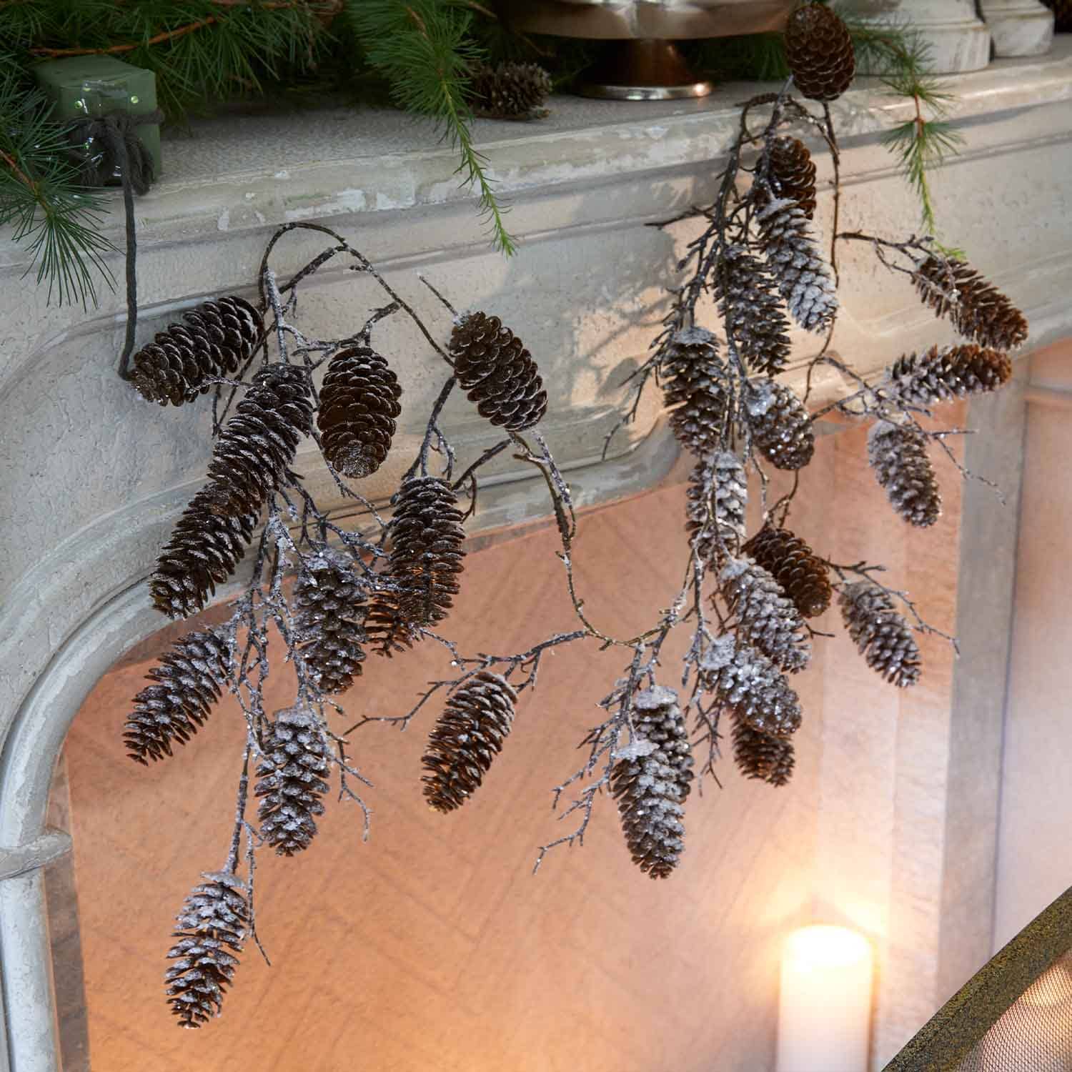 Branches décoratives avec pommes de pin enneigées pour une ambiance naturelle et festive