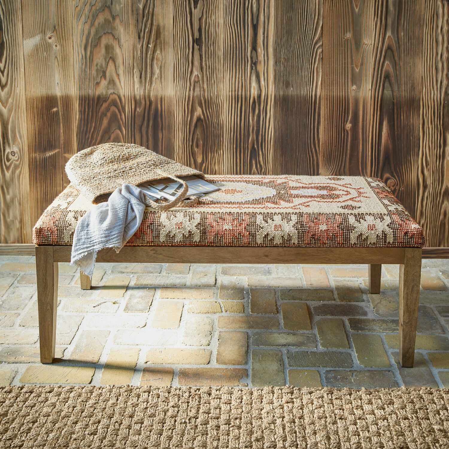 Banc Kadiran Banc en bois avec assise tapissée motifs géométriques beige et rouge pour décoration intérieure