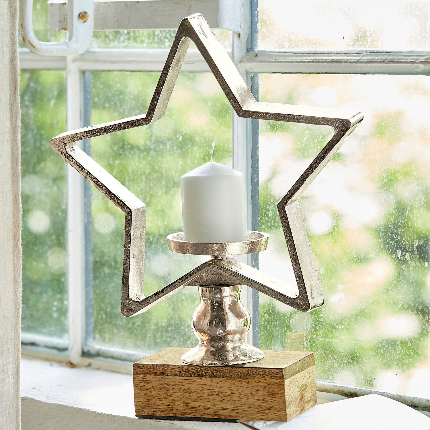 Bougeoir Orla Bougeoir en métal en forme d'étoile sur socle en bois avec une bougie blanche décorative
