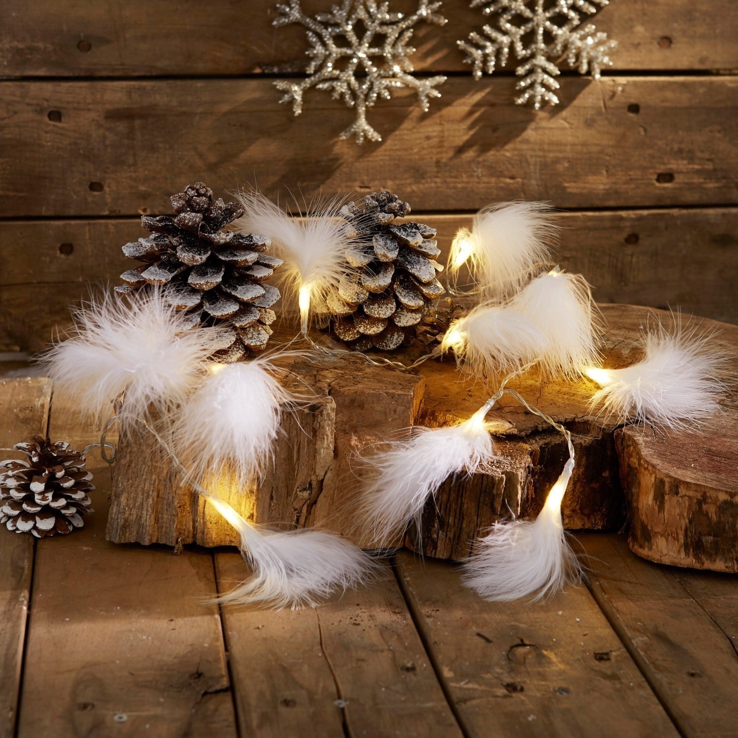 Lot de 2 guirlandes lumineuses Forres Guirlande lumineuse avec plumes blanches sur fond en bois avec pommes de pin et décorations hivernales