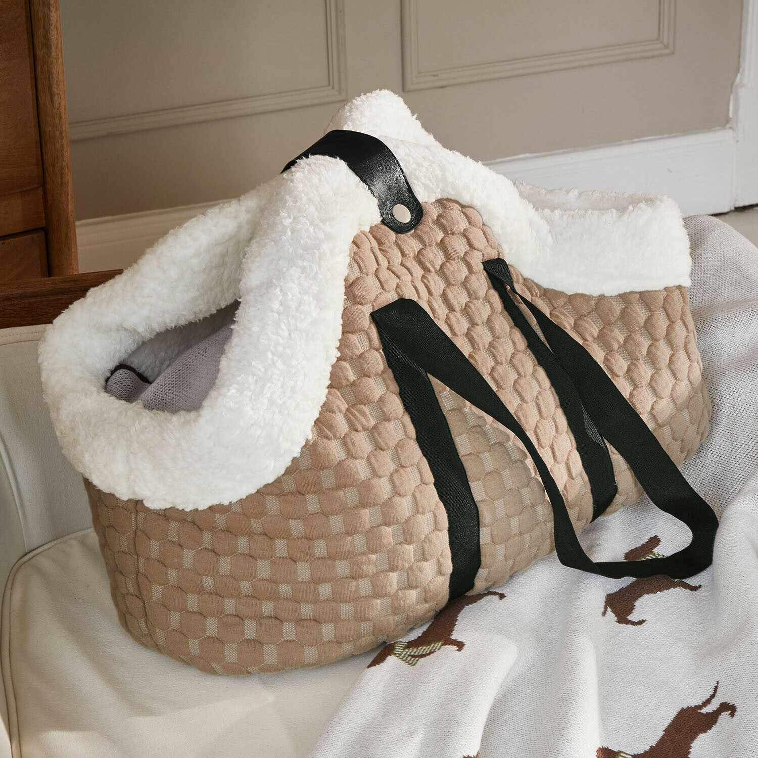 Sac de transport pour animaux Brisette Sac matelassé beige avec bordure en fausse fourrure blanche et anses noires pour usage quotidien