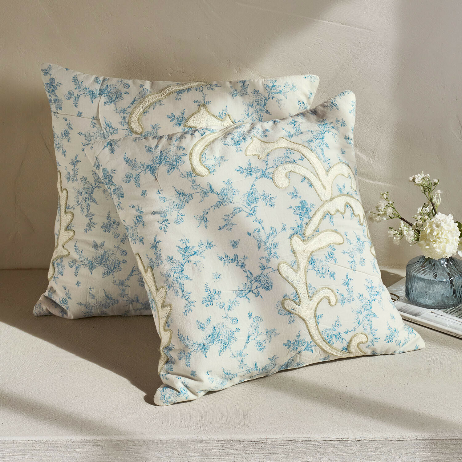 Lot de 2 housses de coussin Rocaille Étoilée Deux coussins décoratifs en coton crème avec motif floral bleu et broderie élégante