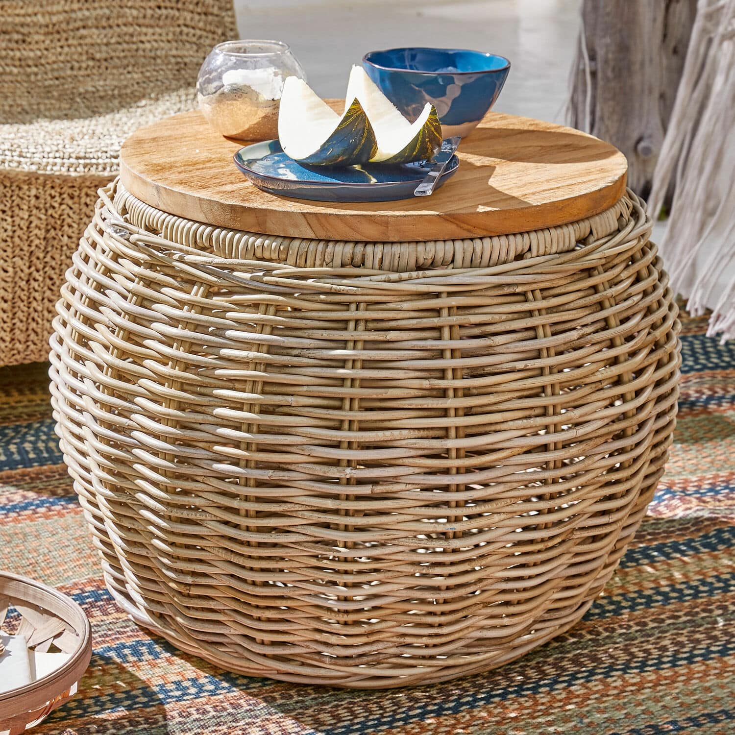 Table d’appoint Sartrouville Table ronde en rotin avec plateau en bois naturel, idéale pour terrasse ou balcon