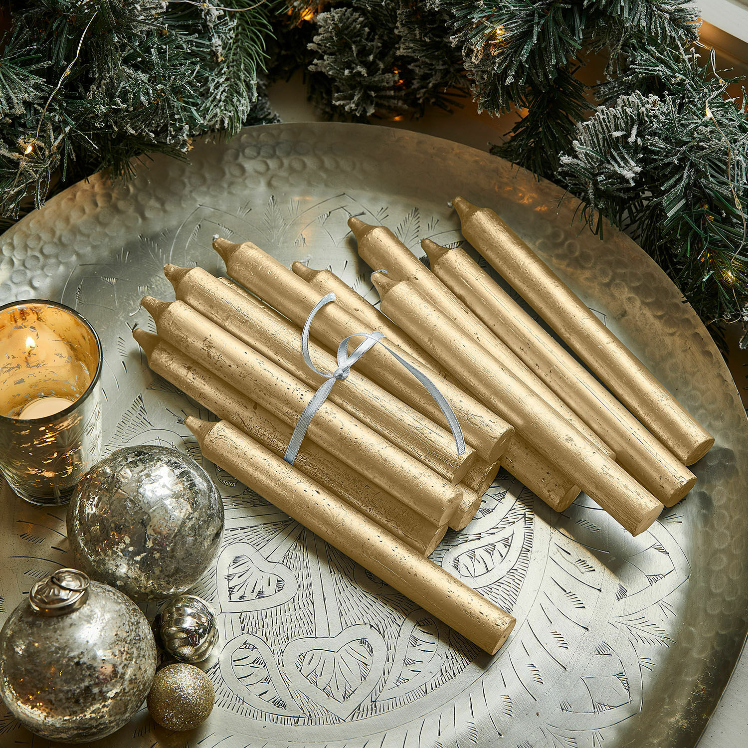 Lot de 20 bougies Lysarion Ensemble de bougies dorées sur un plateau en métal avec décorations de Noël et boules argentées