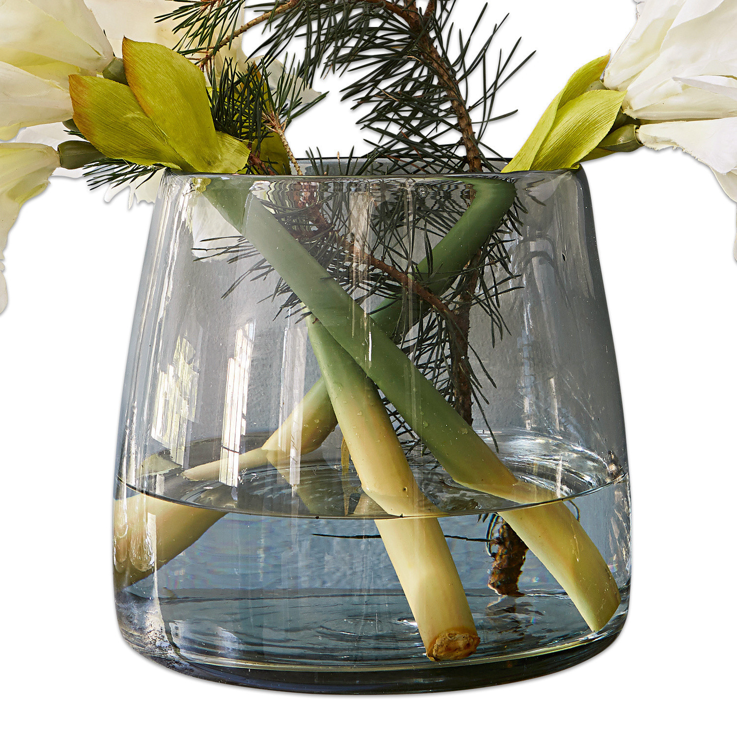 Vase Inga Vase en verre transparent avec eau, tiges vertes et fleurs blanches décoratives