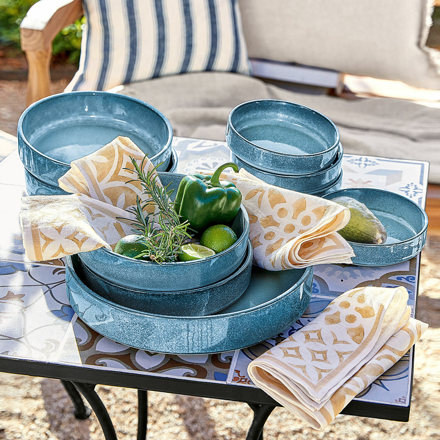 Lot de 8 assiettes Darney Ensemble de bols en céramique bleue sur table avec serviettes décoratives et légumes frais