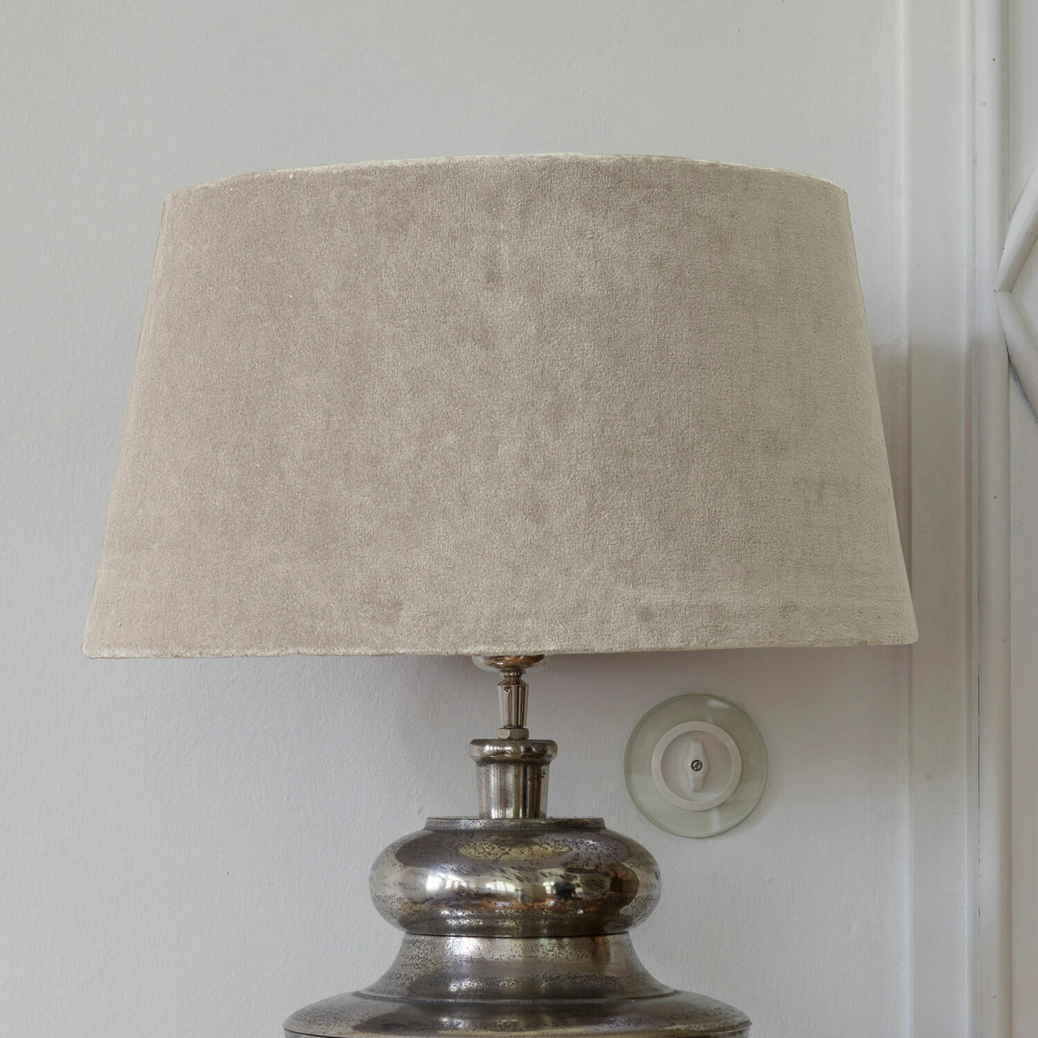 Abat-jour Boffas Lampe de table avec base en métal et abat-jour en velours beige pour salon