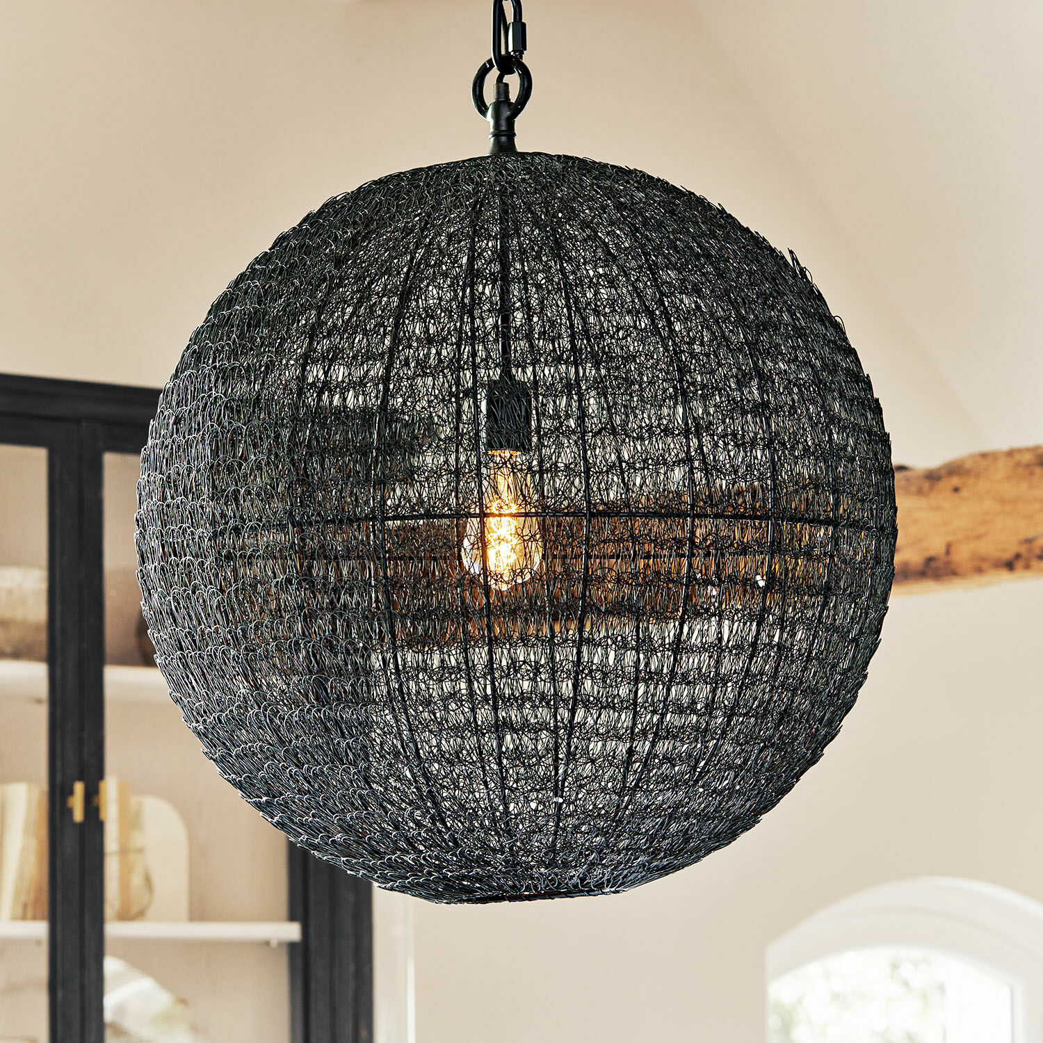 Suspension Castalune Suspension sphérique en métal noir ajouré, luminaire moderne pour intérieur design