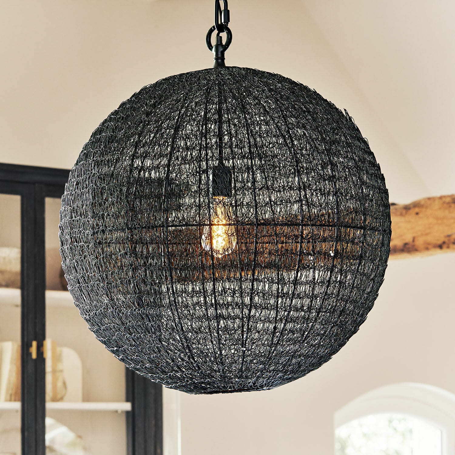 Suspension Castalune Suspension sphérique en métal noir ajouré, luminaire moderne pour intérieur design