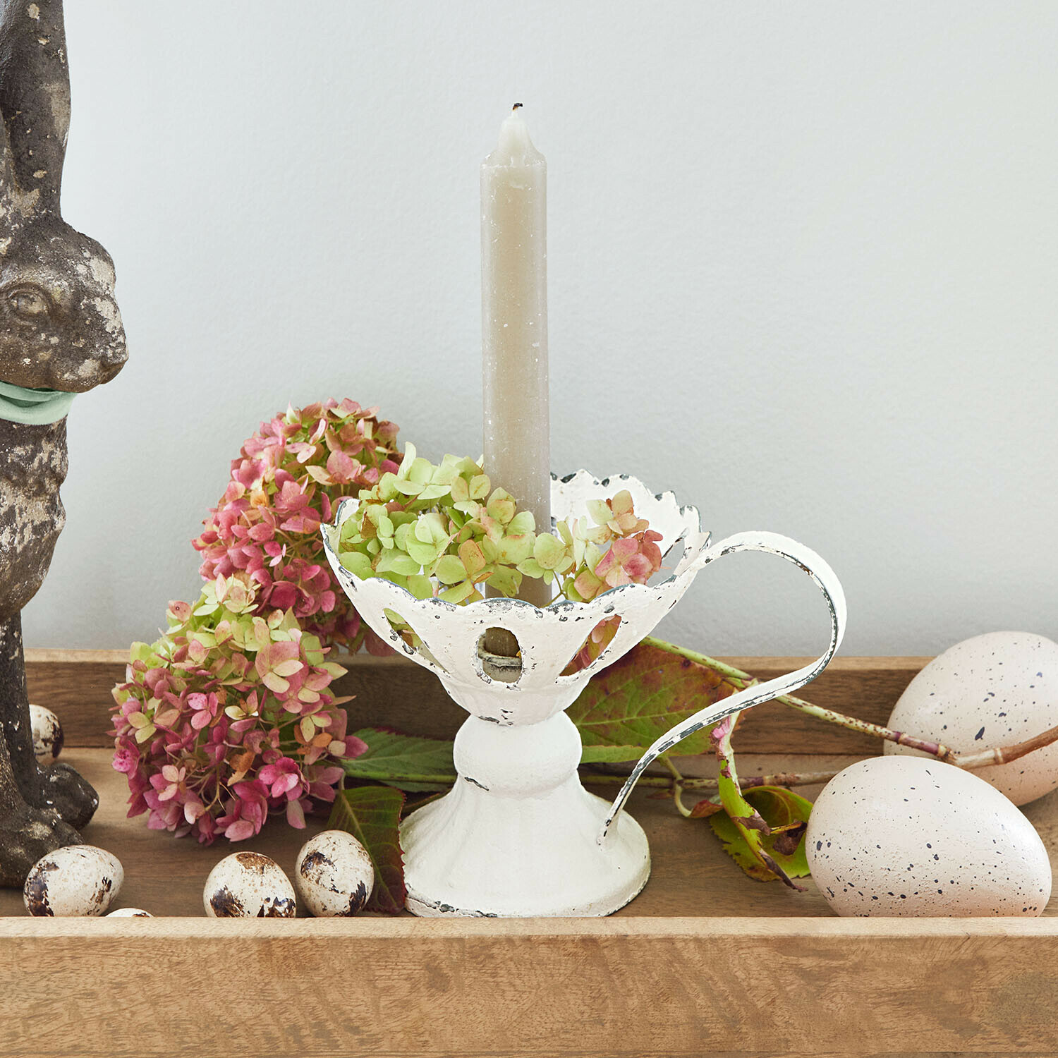 Bougeoir Ashwyn Bougeoir en métal blanc avec poignée et bougie grise, décoré de fleurs et d'œufs décoratifs
