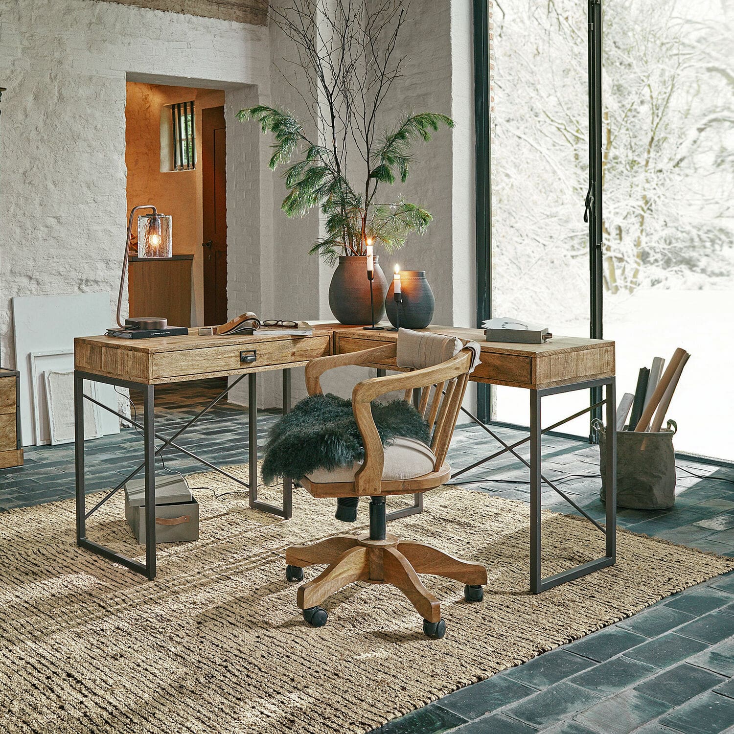 Bureau Lemuel Coin bureau avec bureau en bois et chaise pivotante avec coussin sur tapis naturel