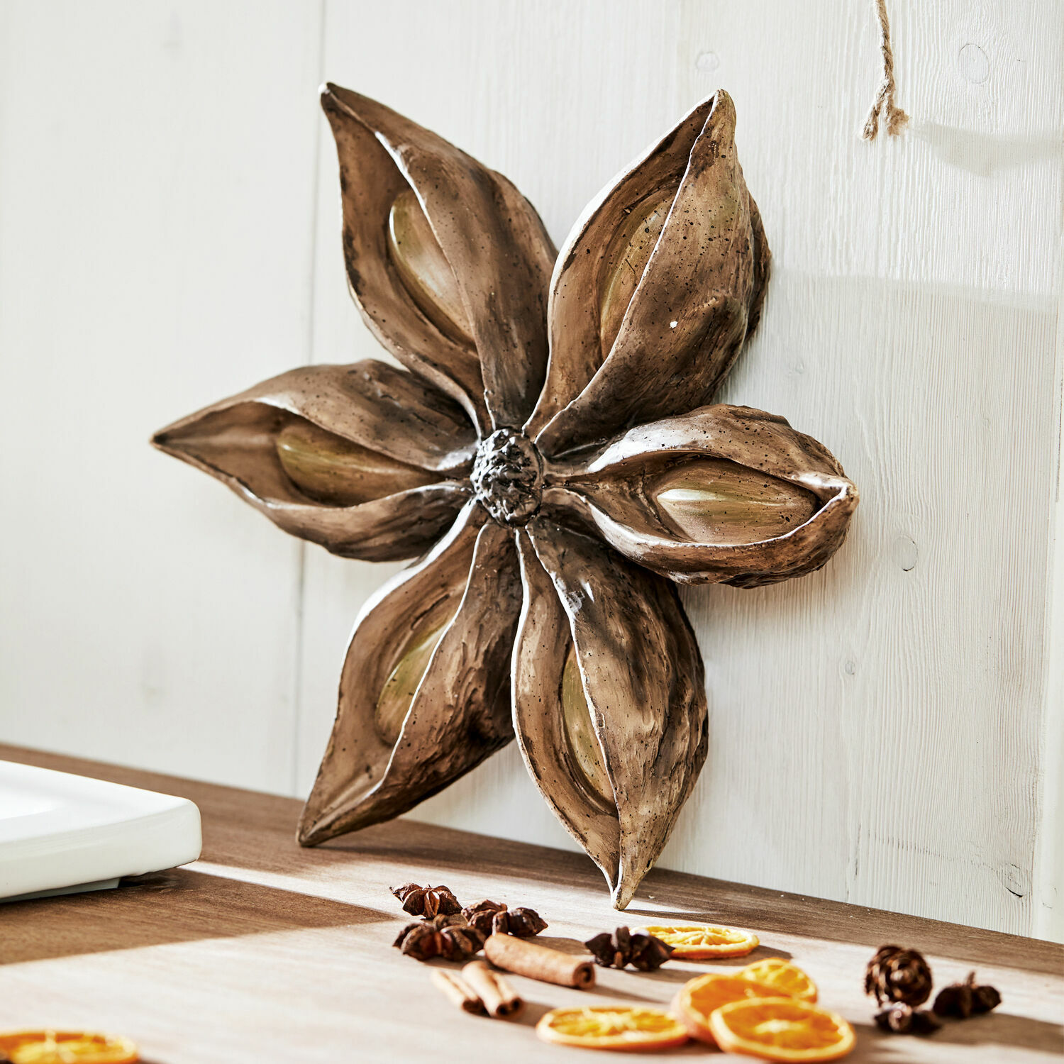 Objet décoratif Wedekir Décoration murale en forme de fleur en céramique marron sur fond clair pour intérieur