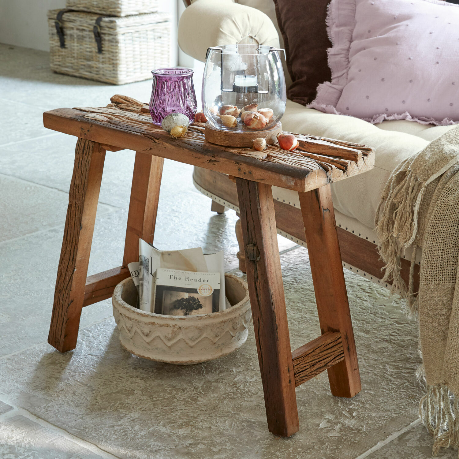 Table d'appoint Salinquas Table d'appoint rustique en bois avec objets décoratifs et pot posé au sol dans un salon