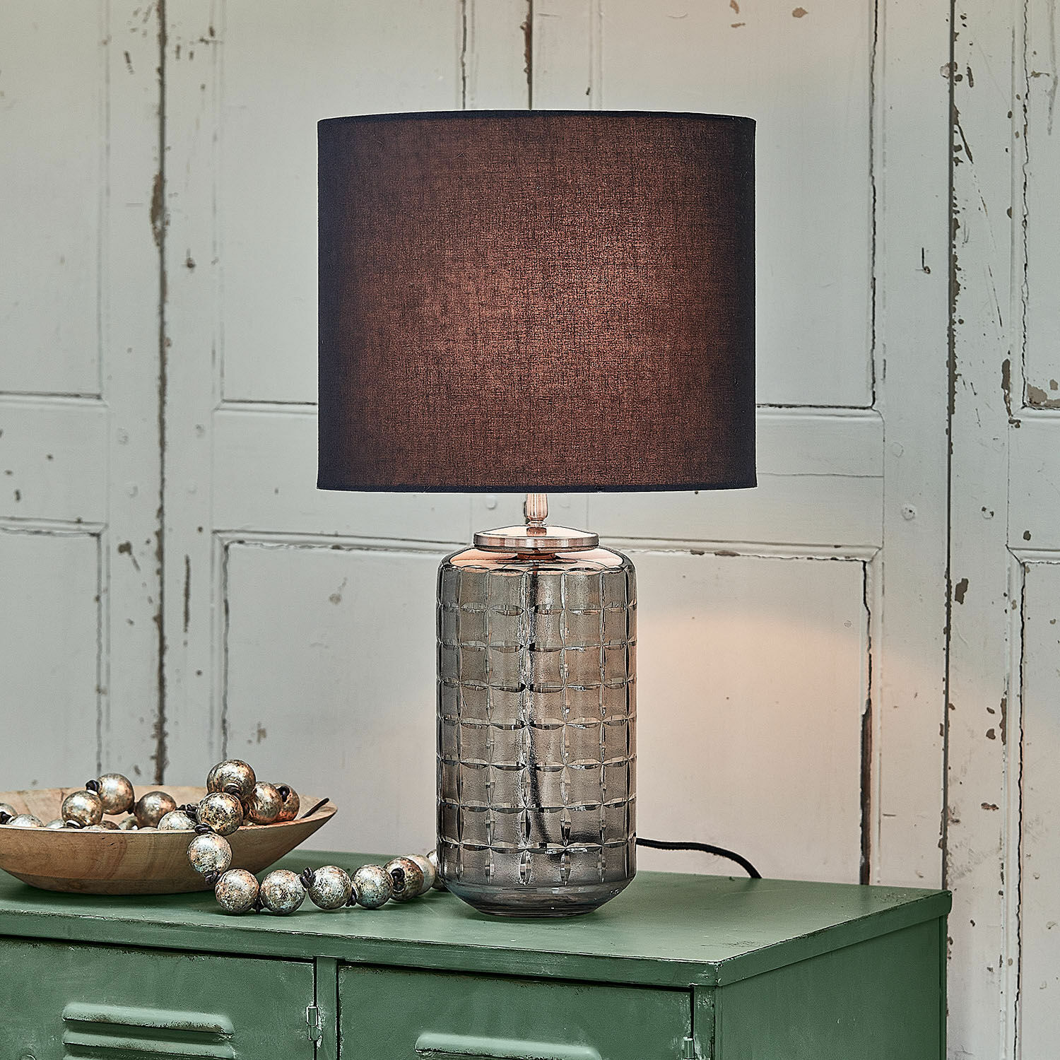 Lampe à poser Eldarion Lampe de table en verre avec abat-jour foncé sur meuble vert, éclairage décoratif intérieur