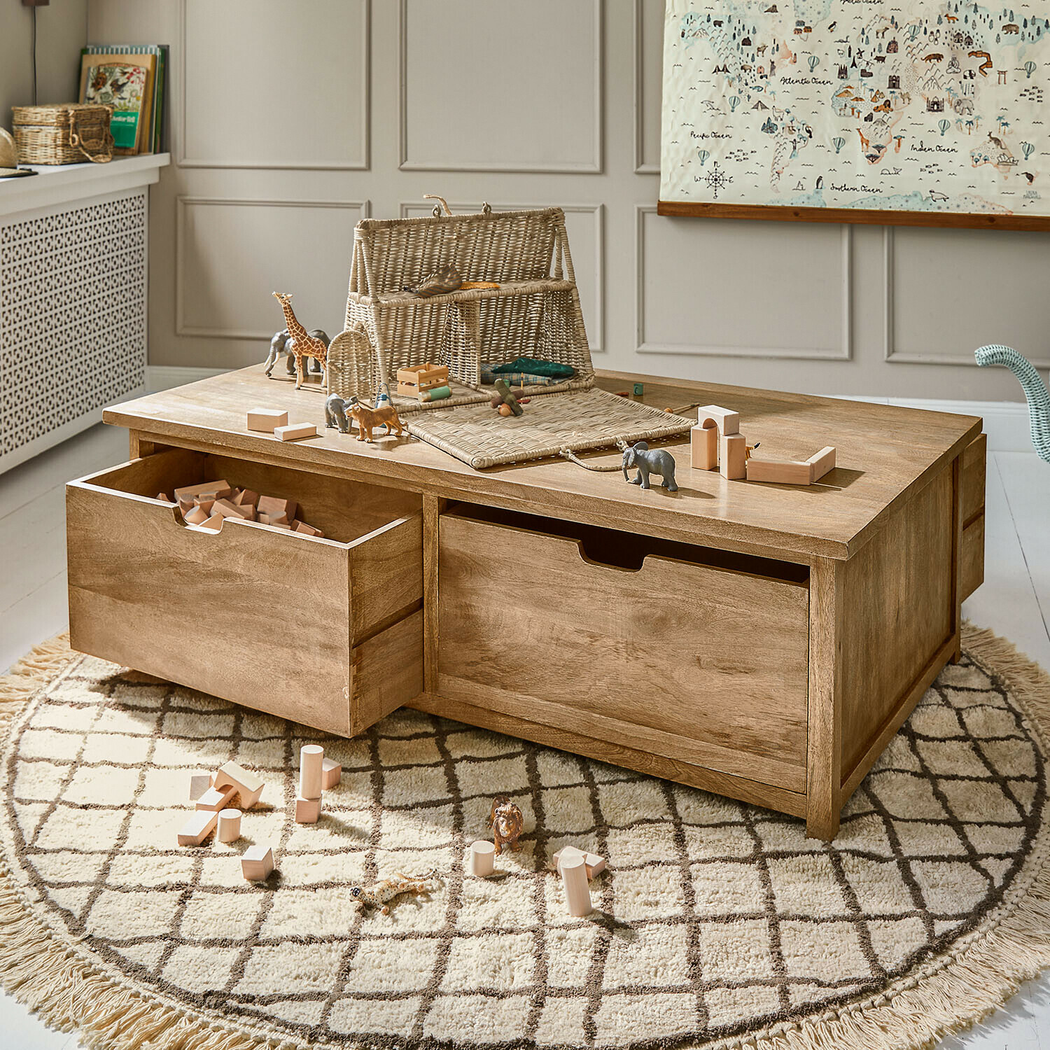 Table de jeu pour enfant Solanin Table basse en bois avec tiroirs et jouets sur tapis rond dans une chambre d'enfant lumineuse